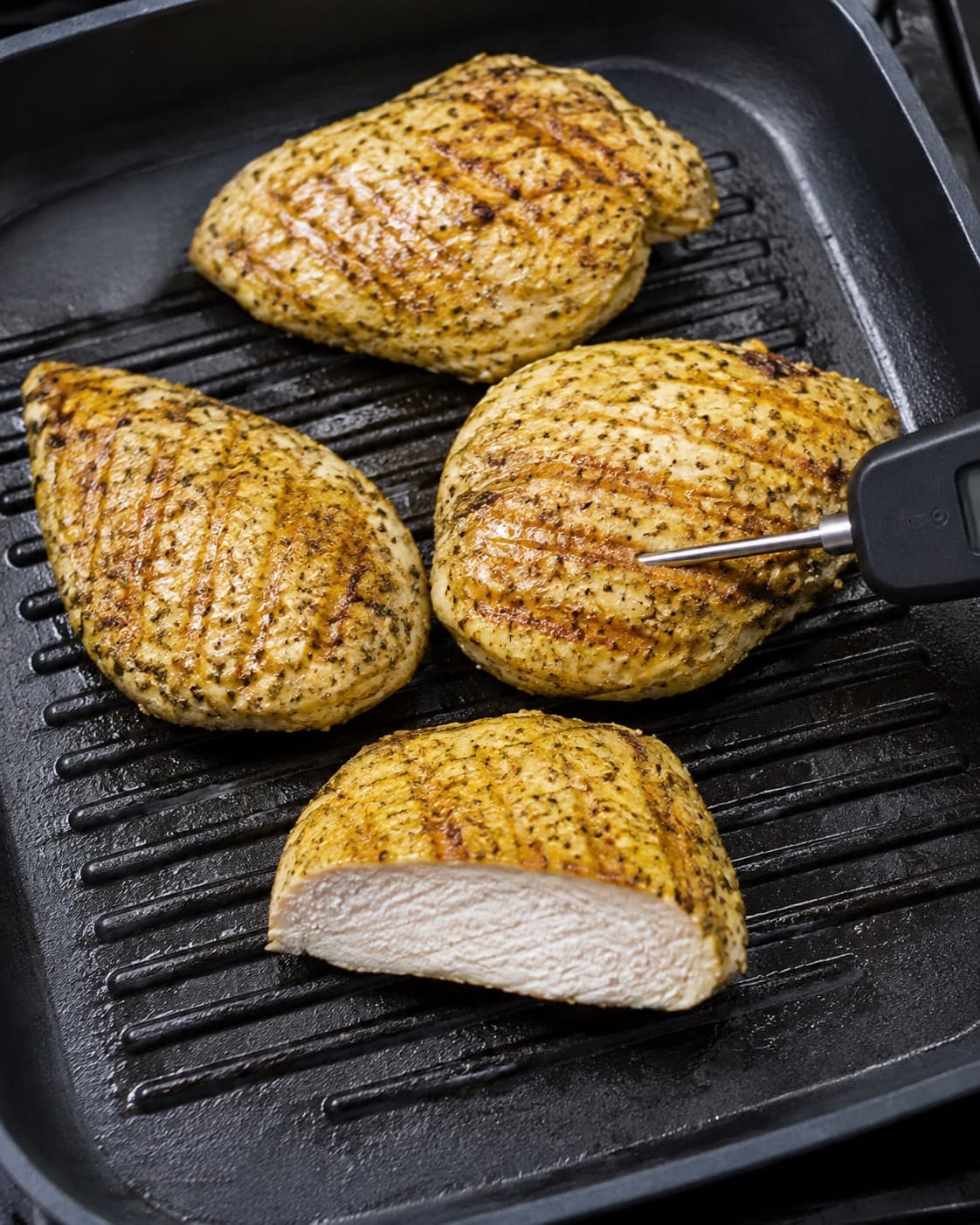 Gylden limekylling gennemsteges på grillpande og temperaturmåles i det tykkeste stykke
