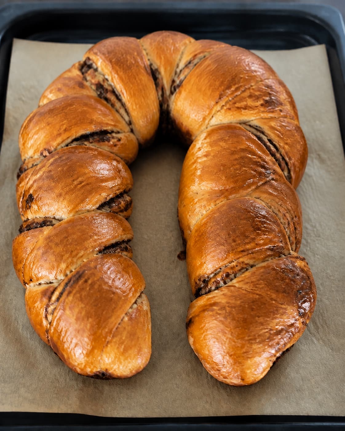 Dybgylden hesteskoformet kringle måles til 95 grader i den tykkeste dejdel