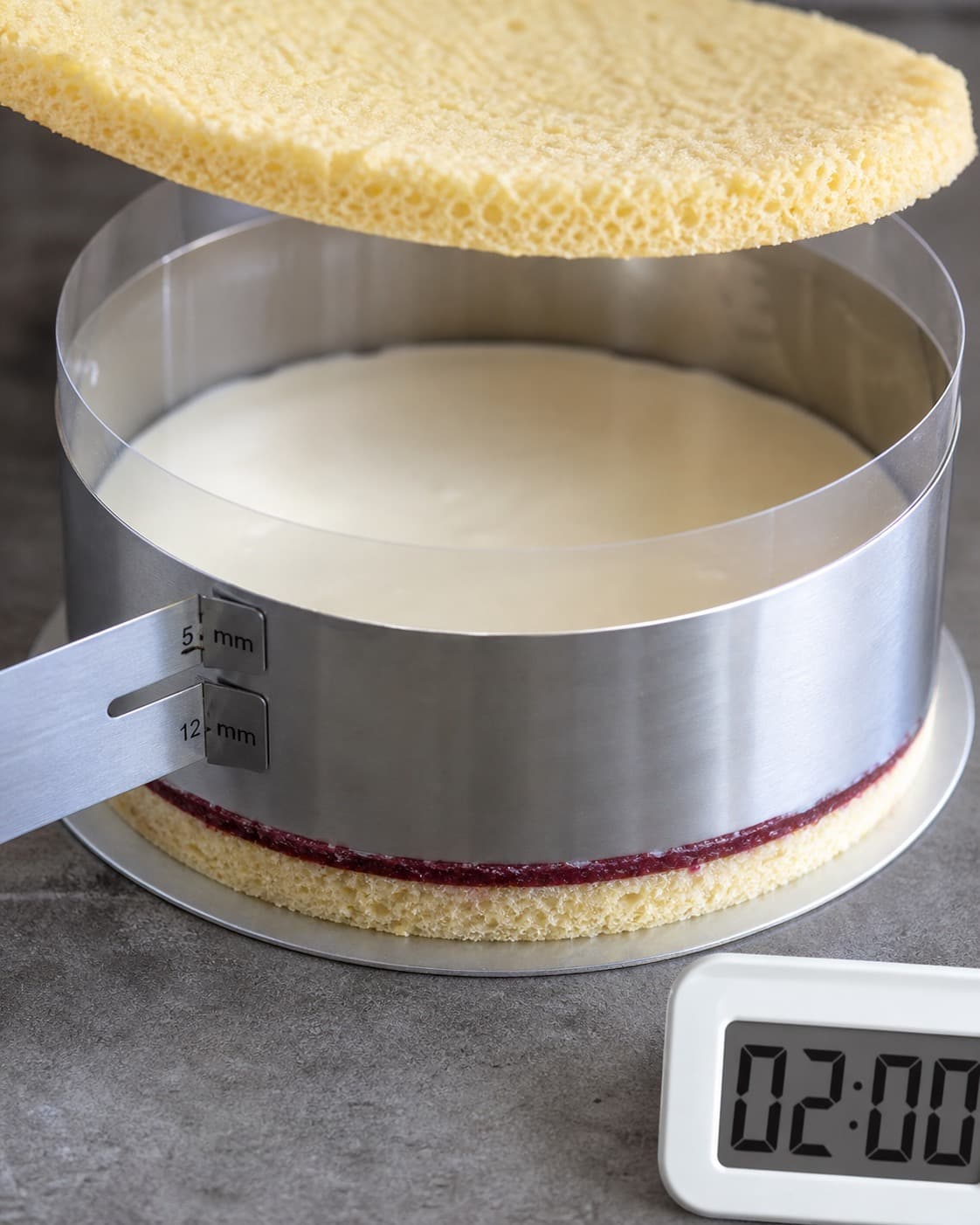 Hindbærlagkage samles med 5 millimeter frugt og 12 millimeter creme