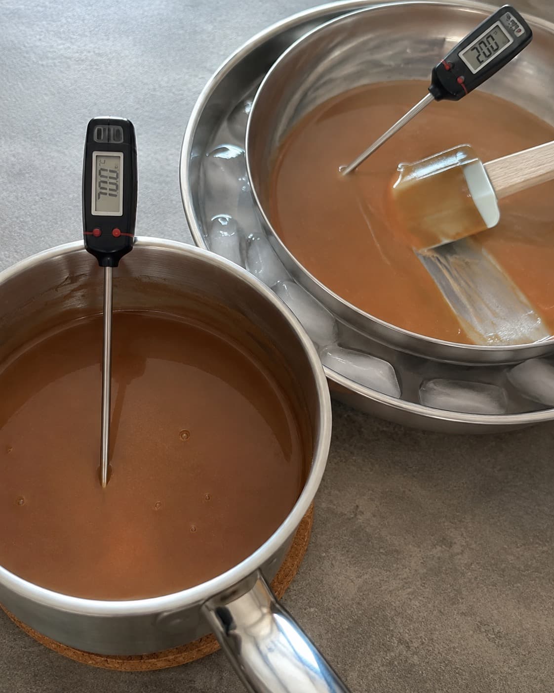 Dumle-espressosauce smeltes ved 70 grader og køles til 20 grader