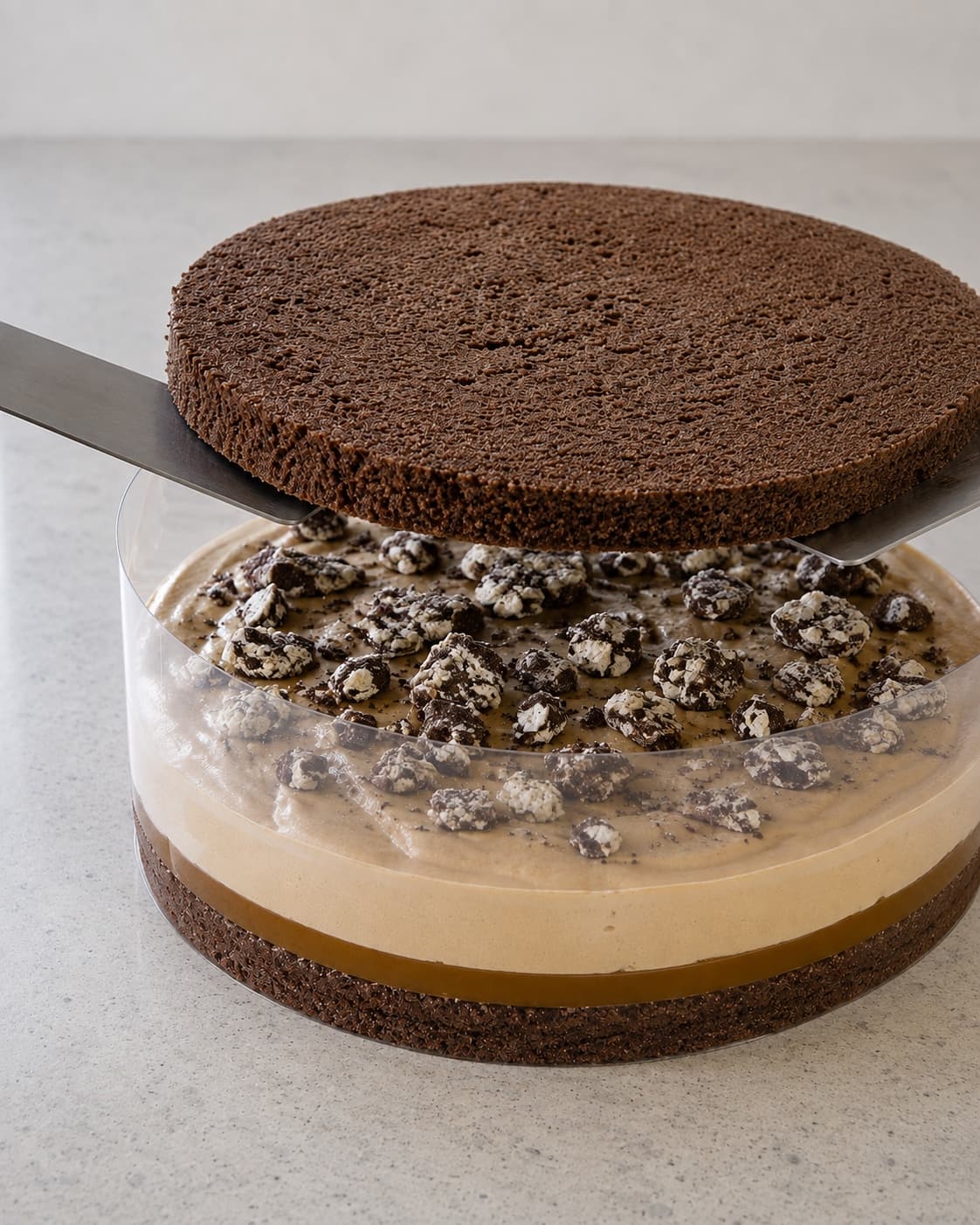 Rugbrødslagkage samles med 5 millimeter kompot og 12 millimeter creme