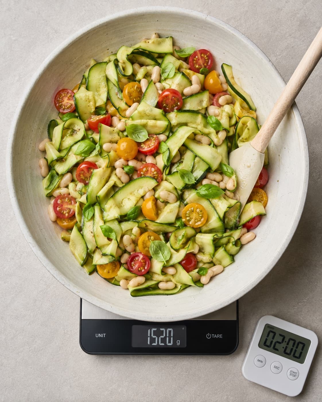 Squashsalat med bønner og tomat vejes til 1520 gram