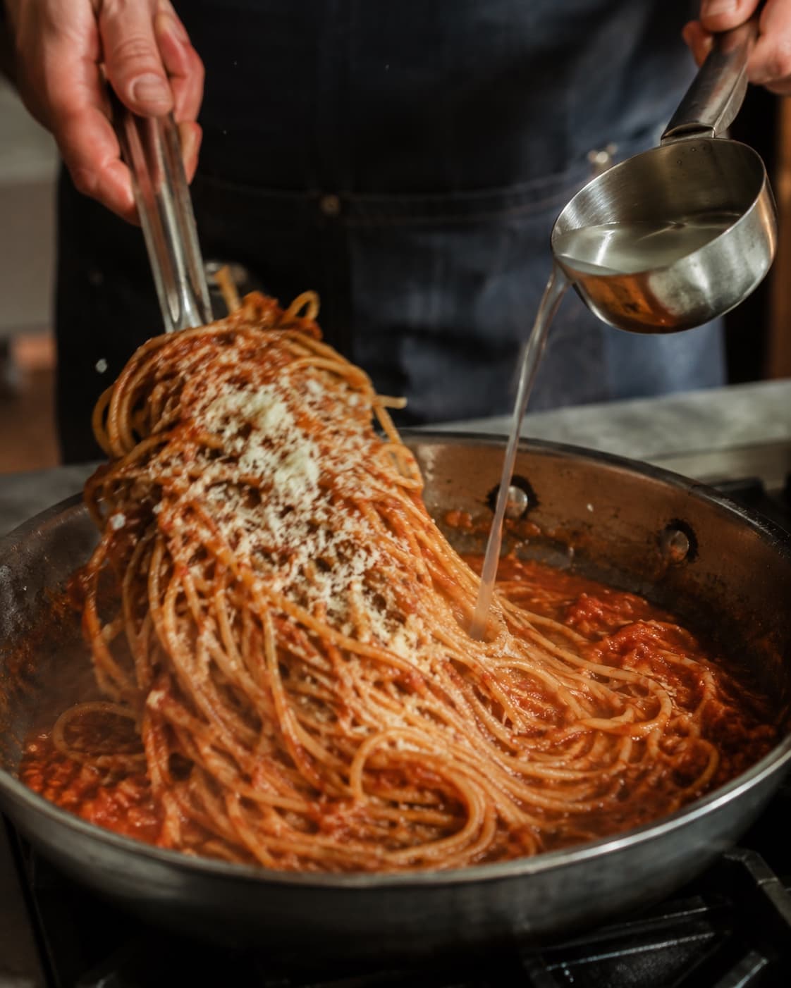 Spaghetti vendes færdig i tyk tomatsovs med stivelsesholdigt pastavand