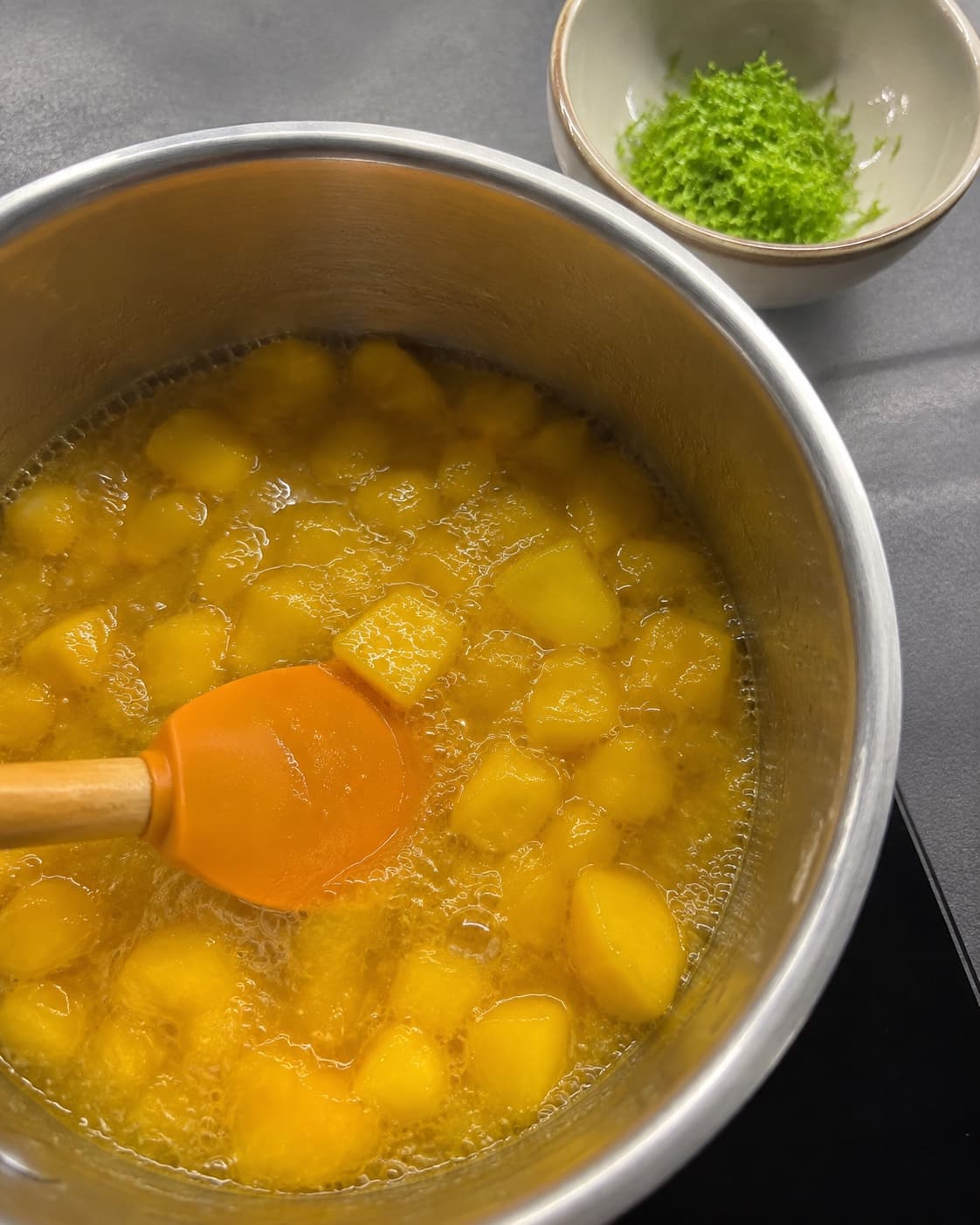 Mangotern simrer med lime og honning til en tyk puré