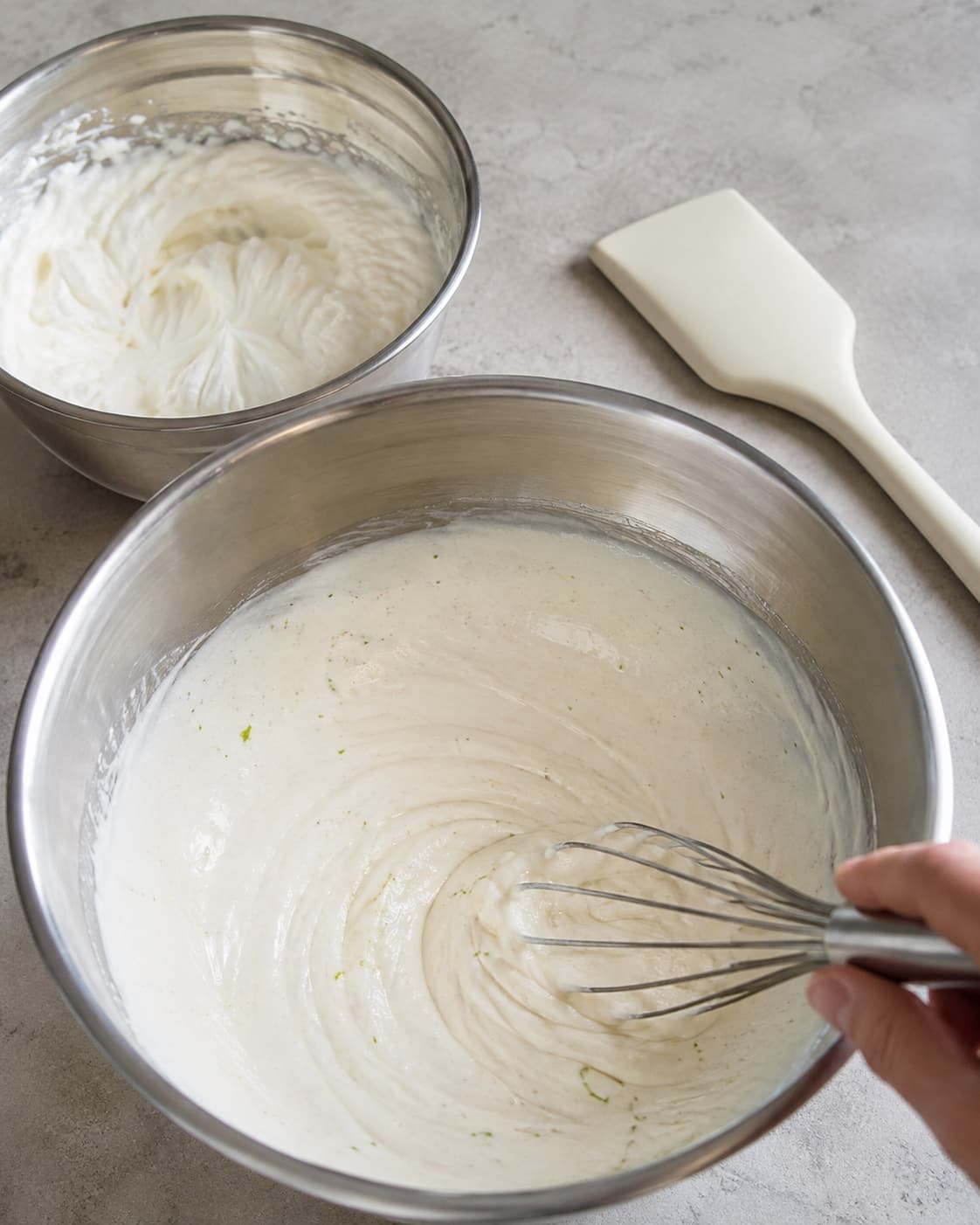 Yoghurtbasen piskes glat ved siden af fløde med bløde toppe
