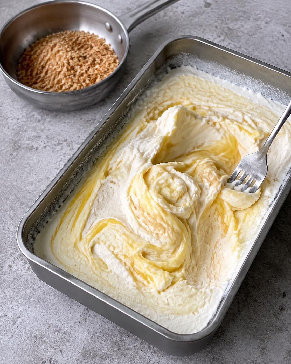 Halvfrossen yoghurtis røres én gang fra den faste kant mod midten