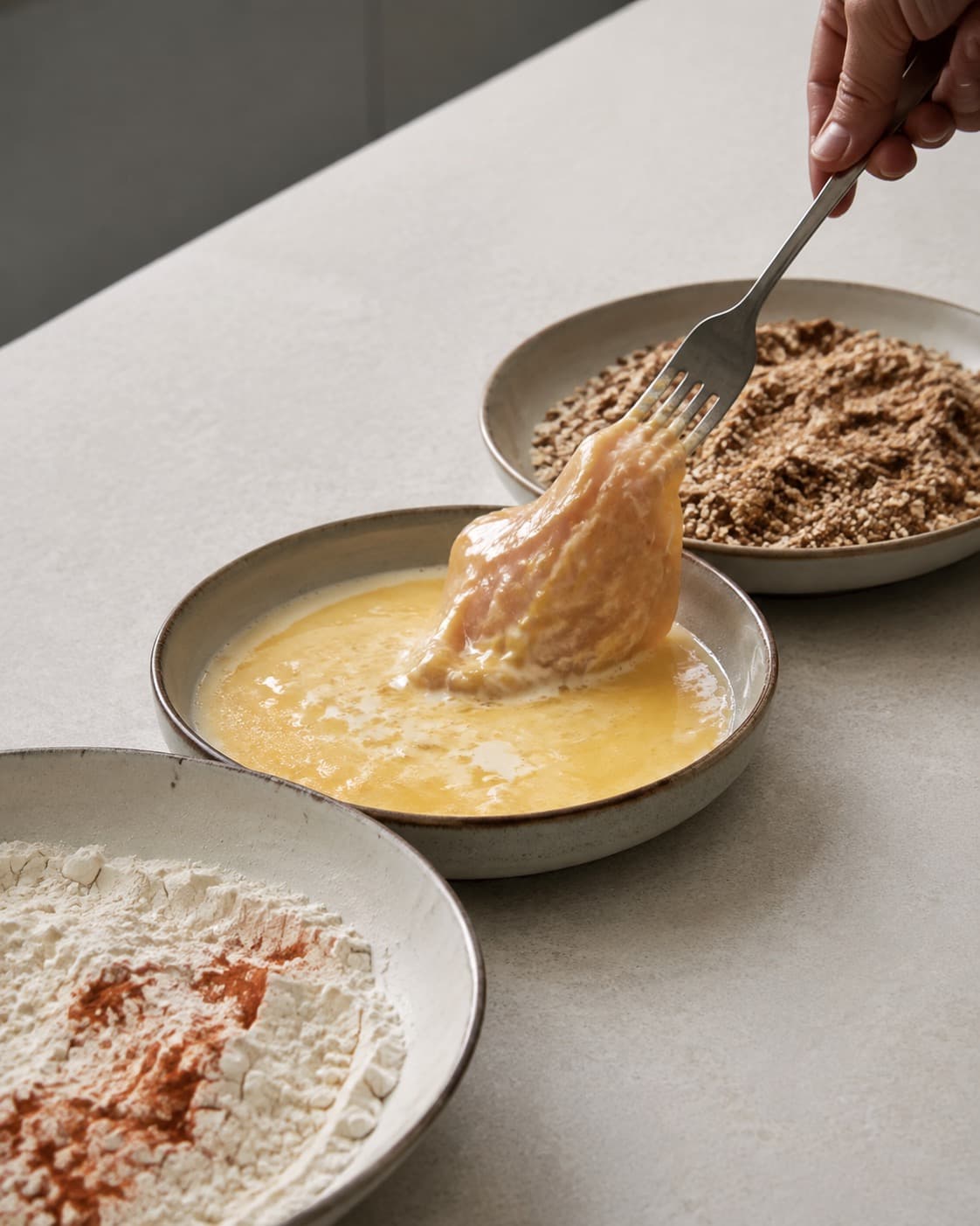 Kylling paneres i mel, æg-yoghurt og grove rug-panko-sesamkrummer