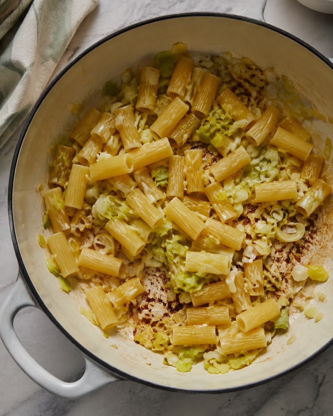 Kort pasta vendt med blød porre over brunet pandefond