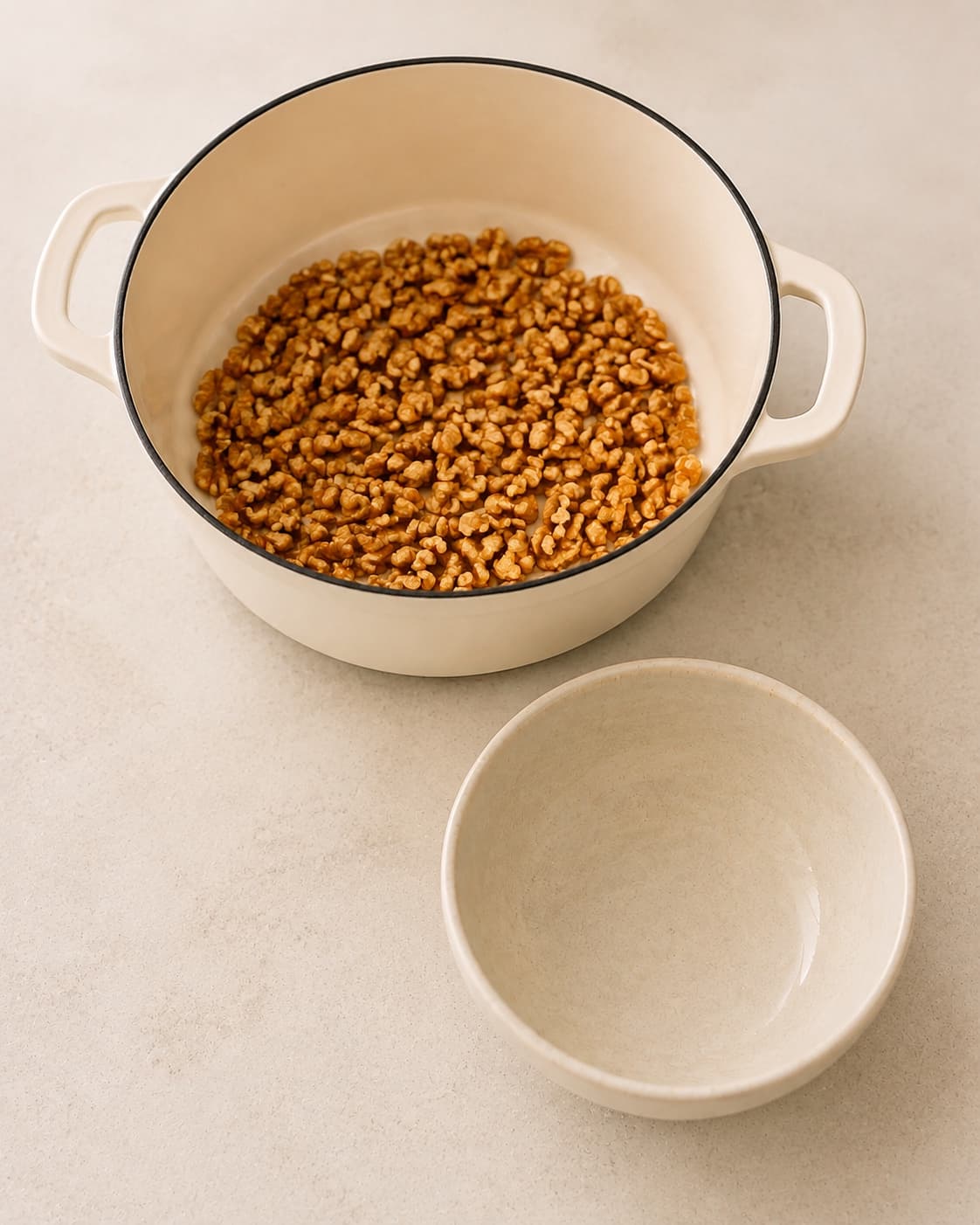 60 gram valnødder ristes i den tomme one-pot-gryde