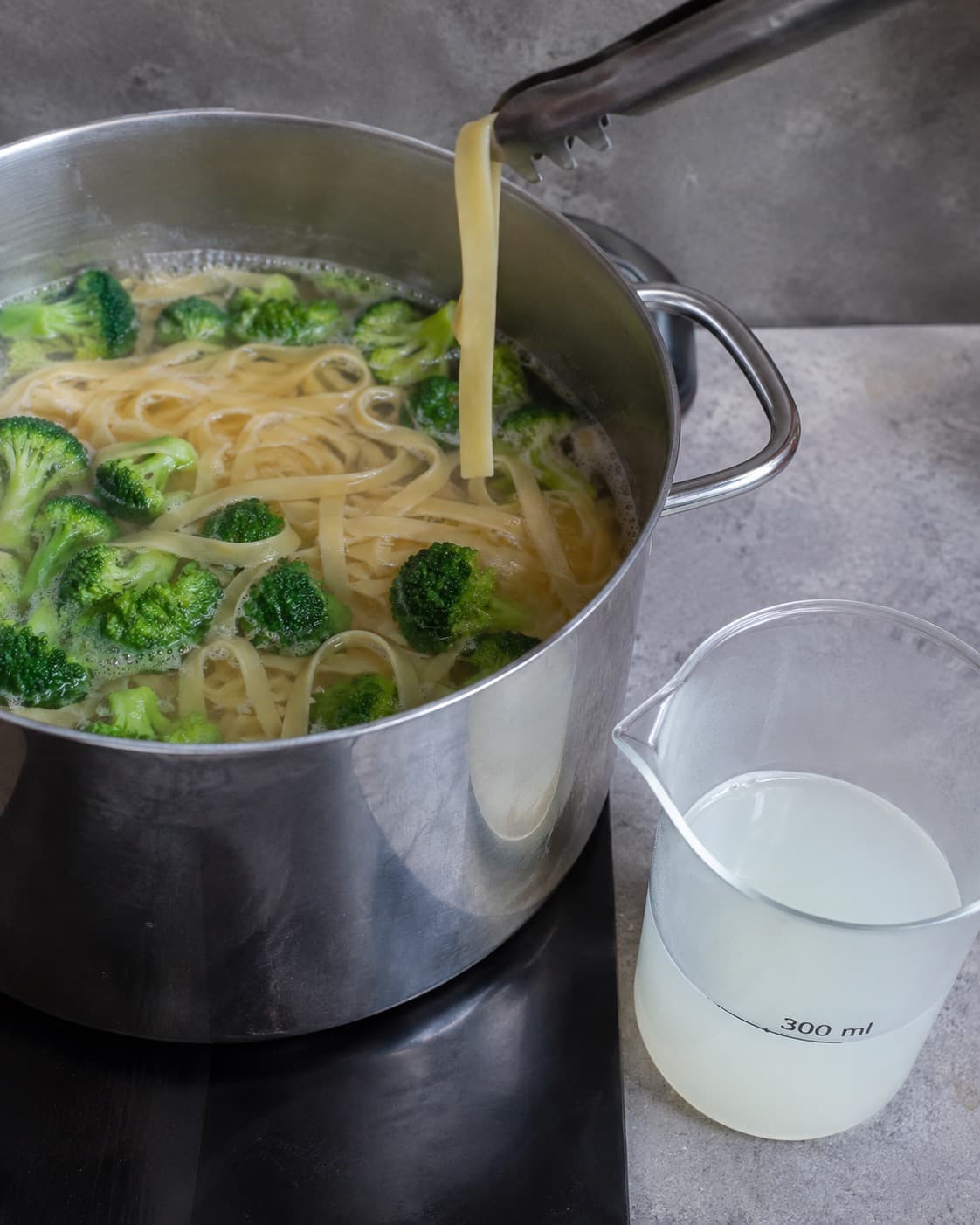Fettuccine og broccoli koges mens 300 milliliter pastavand gemmes