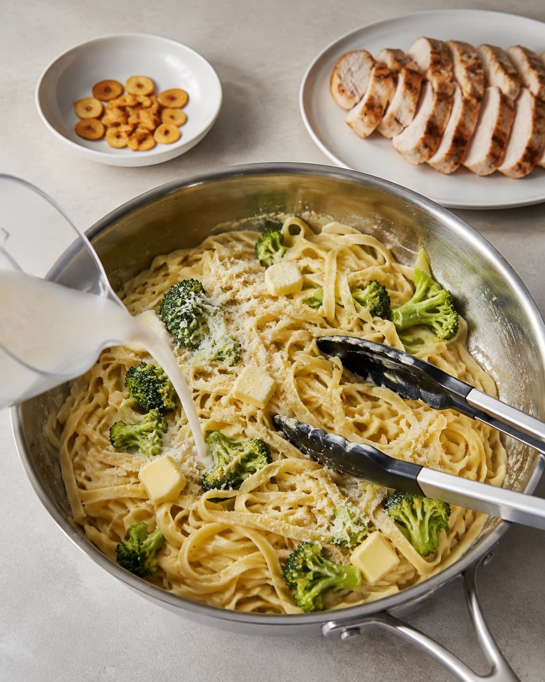 Alfredo-sauce emulgeres med smør, parmesan og pastavand væk fra varmen