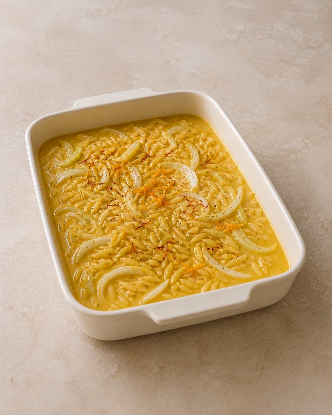 Orzo og fennikel bages i fond og fløde