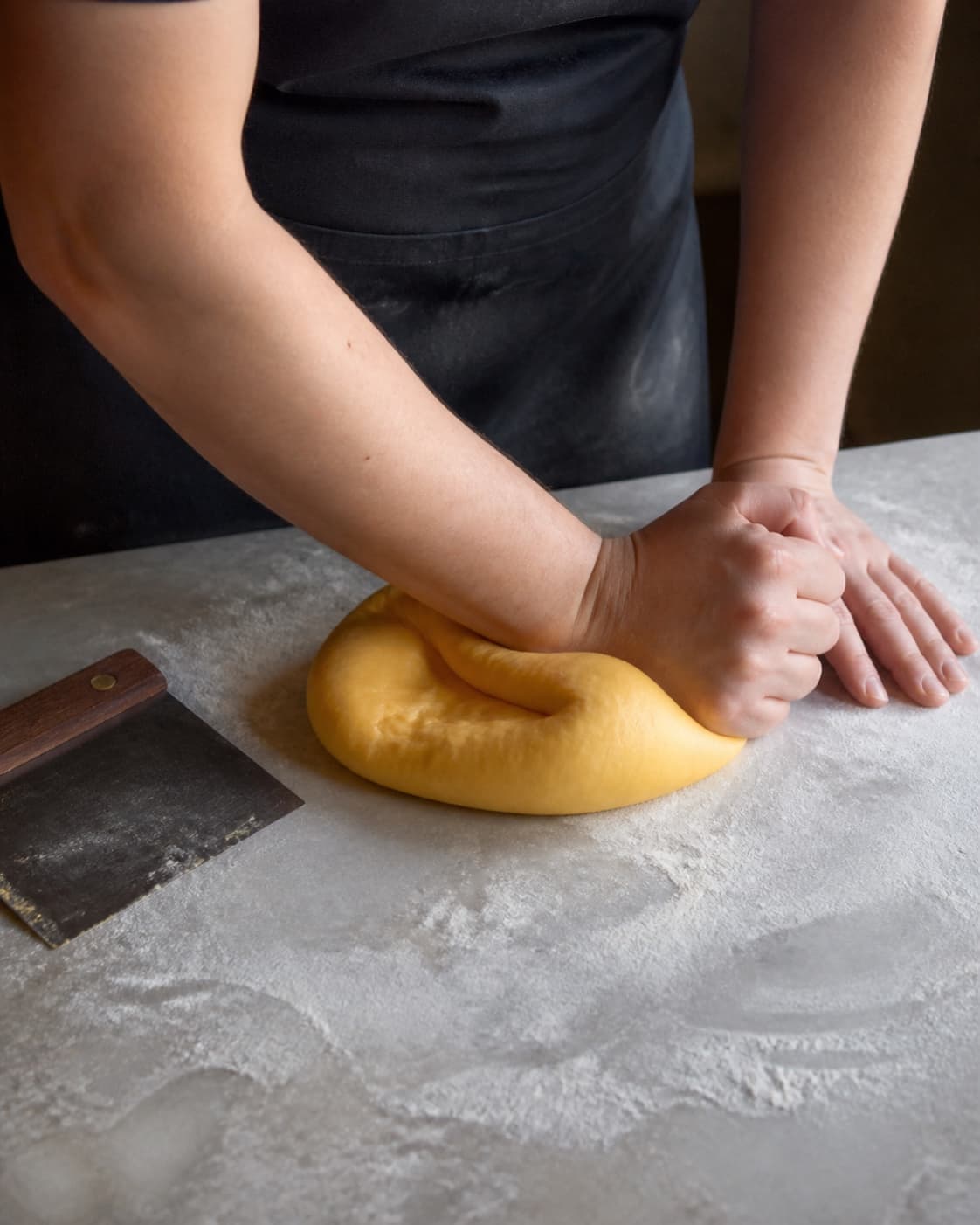 Gylden pastadej æltes med håndroden til helt glat elastisk overflade