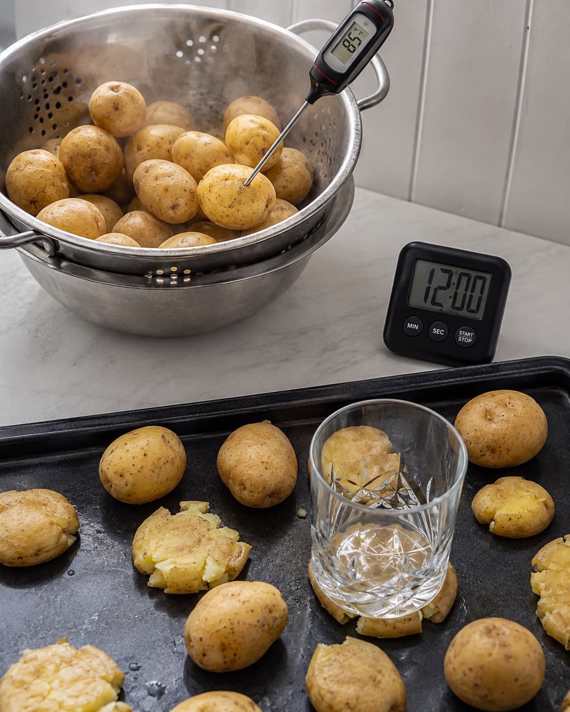 Kartofler forkoges til 85 grader og knuses til to centimeter