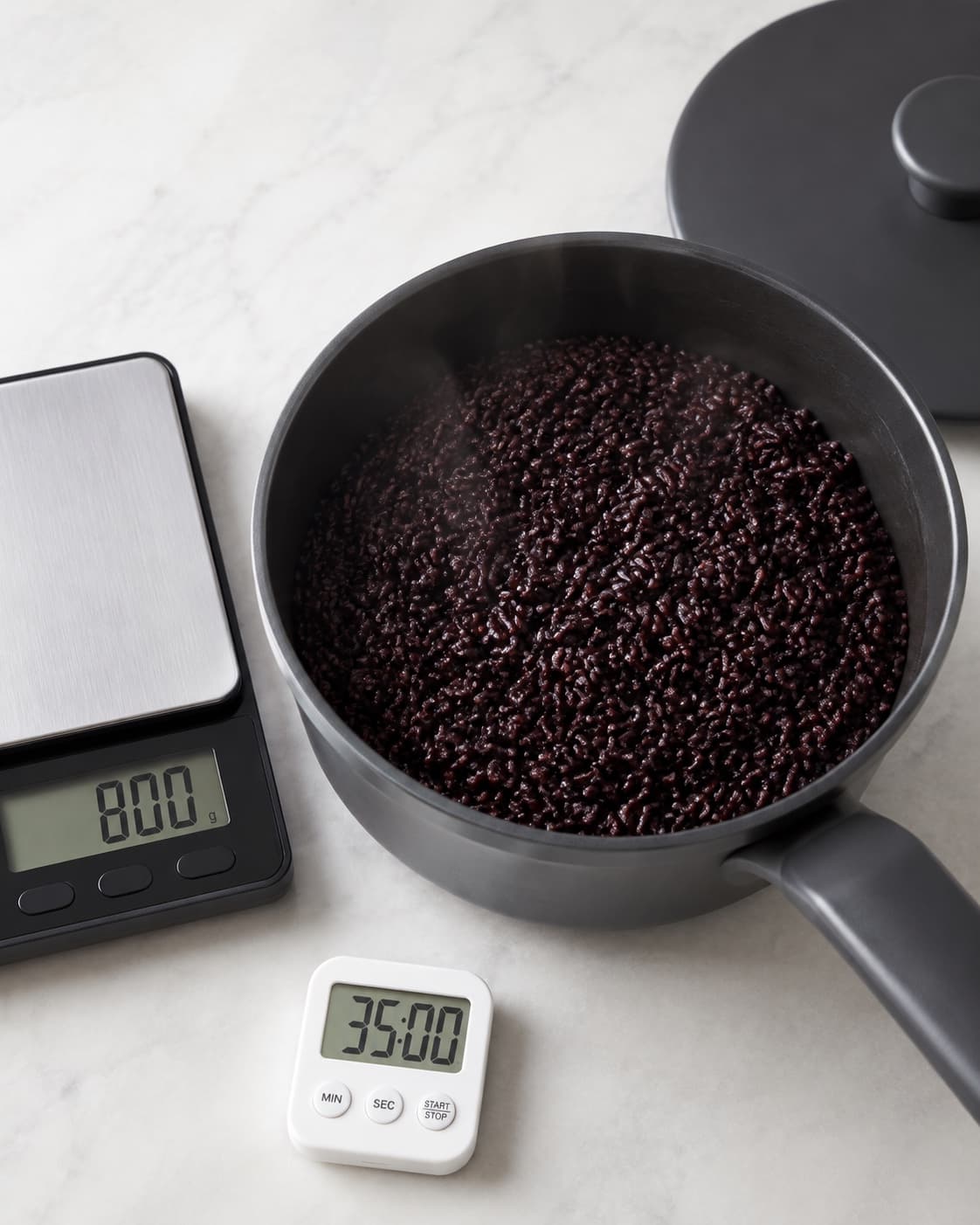 Sorte ris koges og hviler til cirka 800 gram