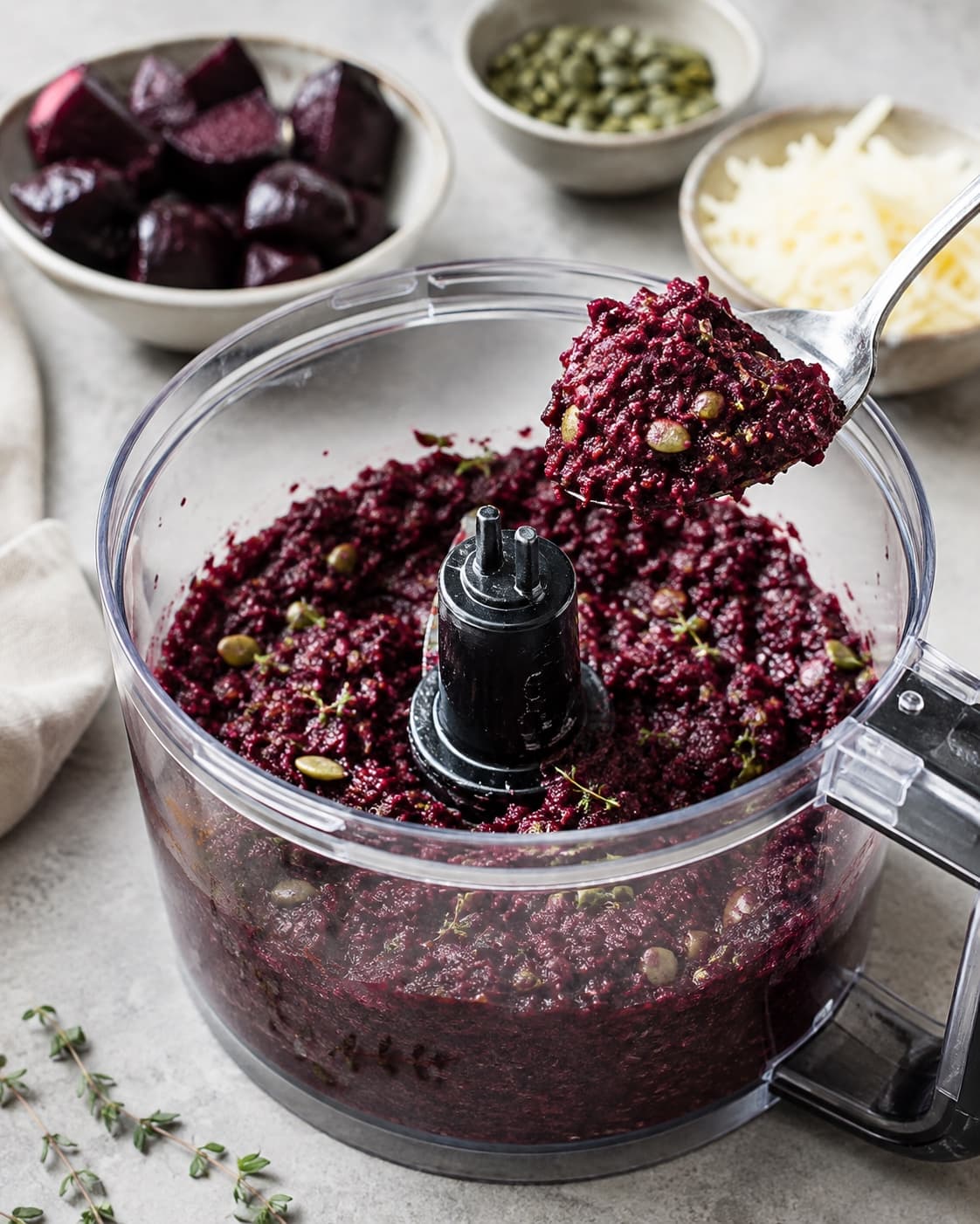 Grov rødbedepesto pulses med græskarkerner og lagret ost