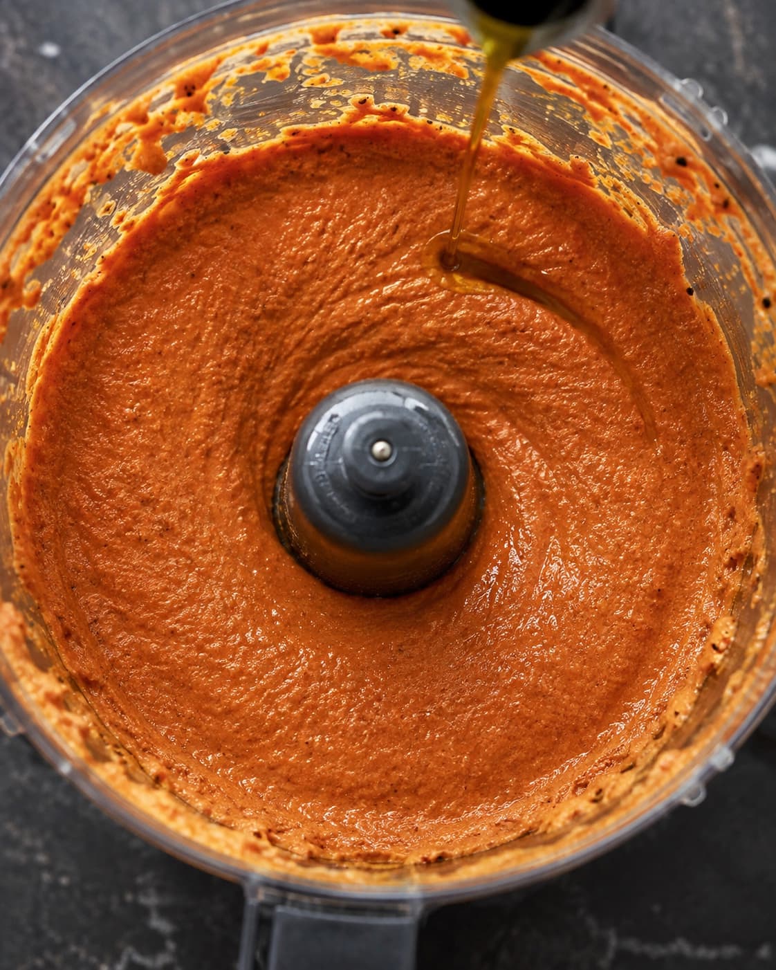 Murstensrød romesco, der blendes blank med en tynd stråle olivenolie