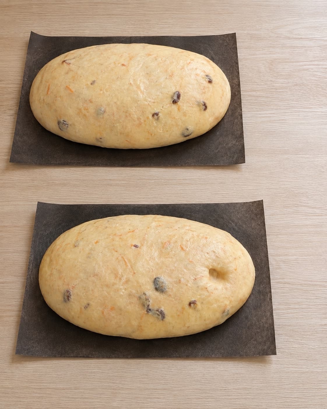 To rosinbrød på 815 gram efterhæver til fingerprøven er klar