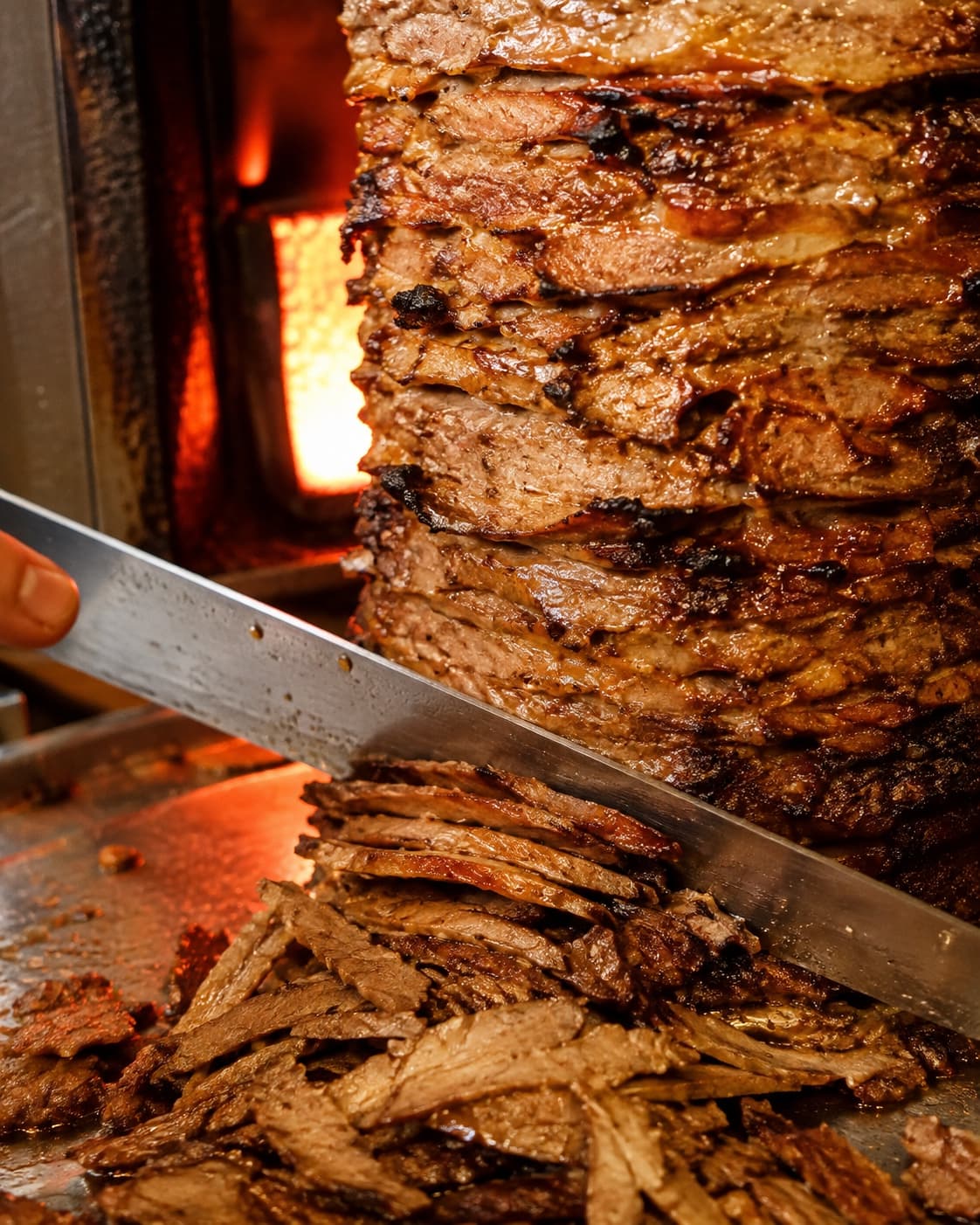 Tyndt stegt kebabkød skæres i strimler med mørkt sprøde kanter og gennemstegt midte