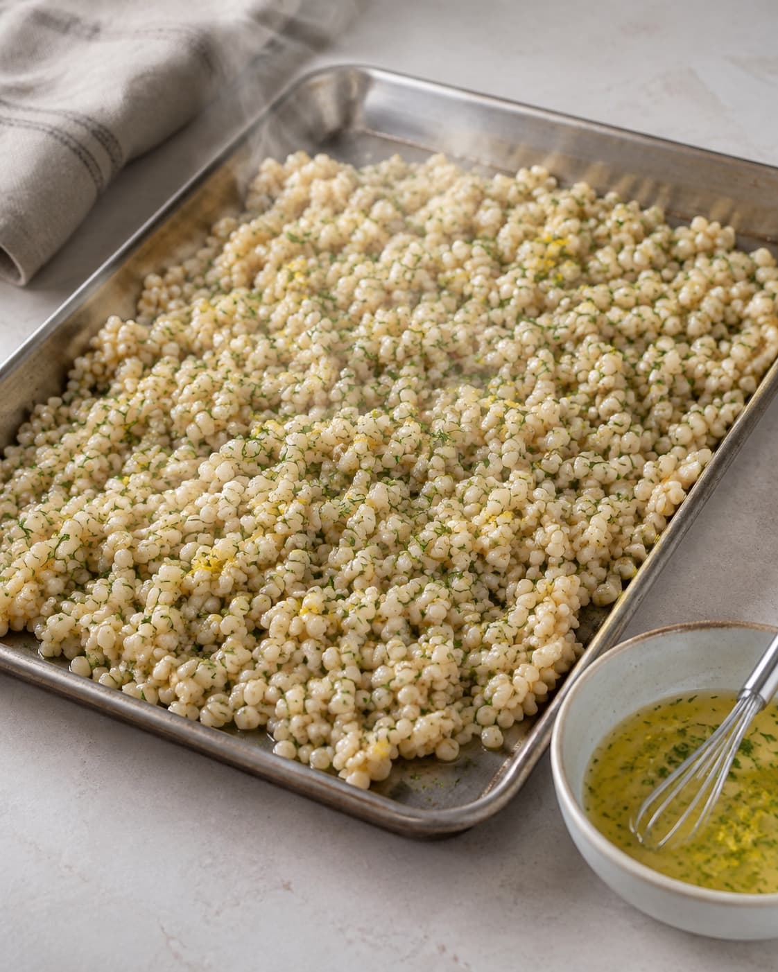Lun perlebyg vendes blank med lidt dild-citronvinaigrette og køler på en bakke