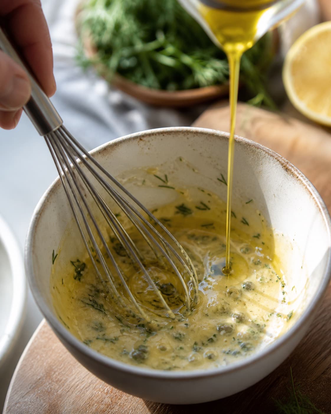Senneps-kapersdressing piskes blank med tunolie, olivenolie og citrus