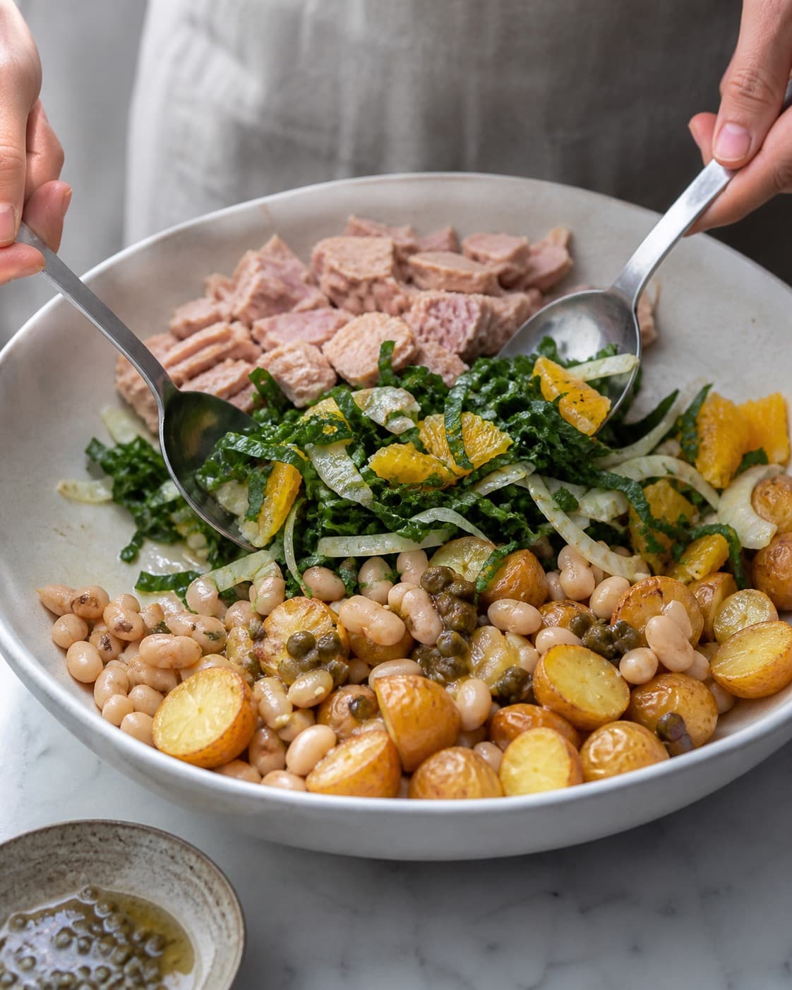 Tunsalat samles med kartofler, bønner, grønkål, fennikel og appelsin
