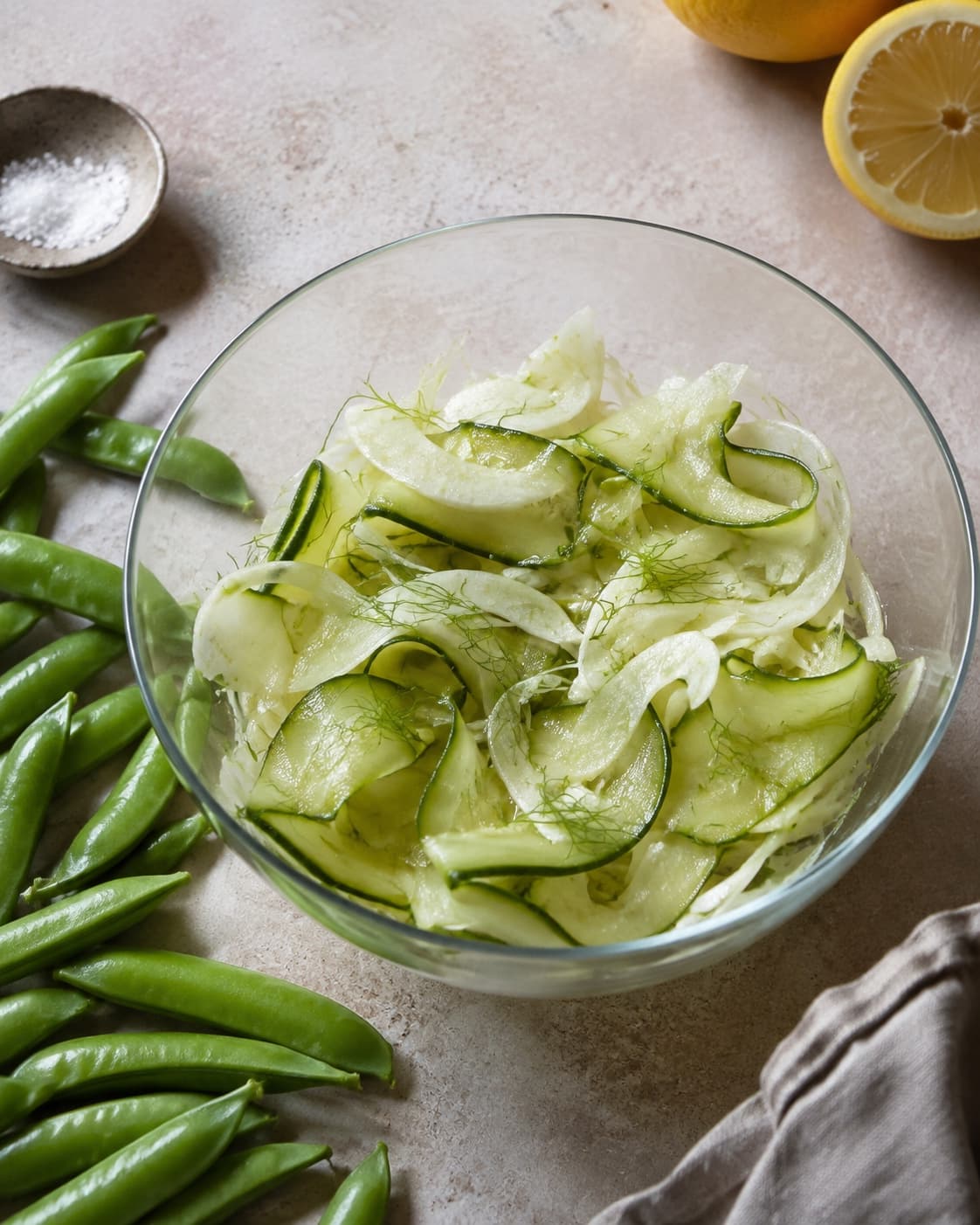 Papirtynd fennikel og agurk vendes kort med citron og salt