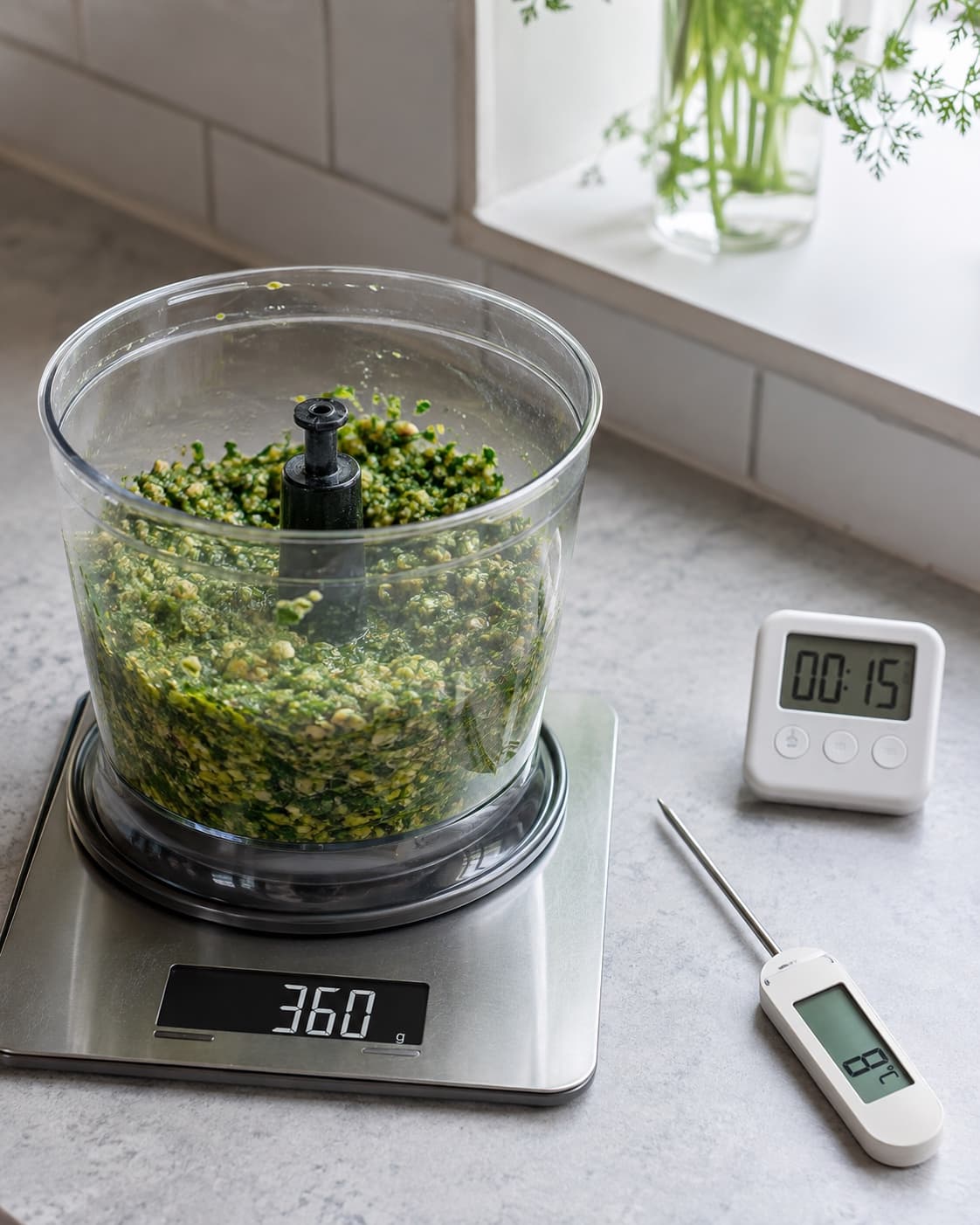 Grov salsa verde pulses til 360 gram ved otte grader