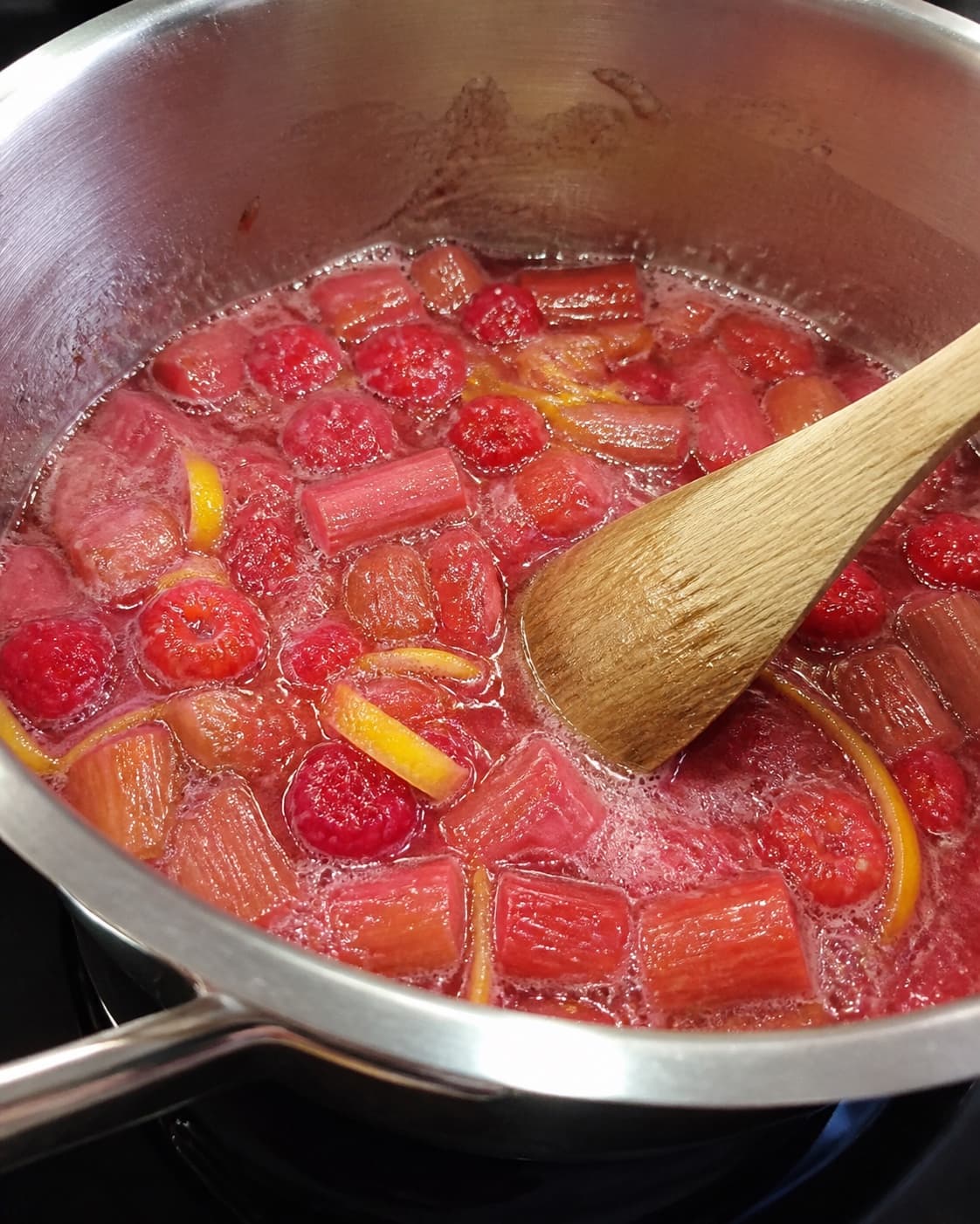 Rabarber, hindbær, citron og sukker simrer til en rubinrød slushbase