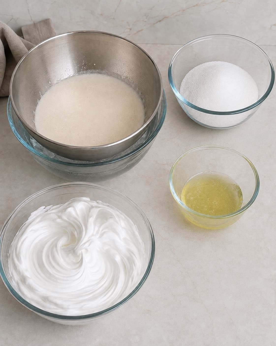 Pasteuriserede æggehvider og sukker varmes til 72 grader og piskes til 28 grader