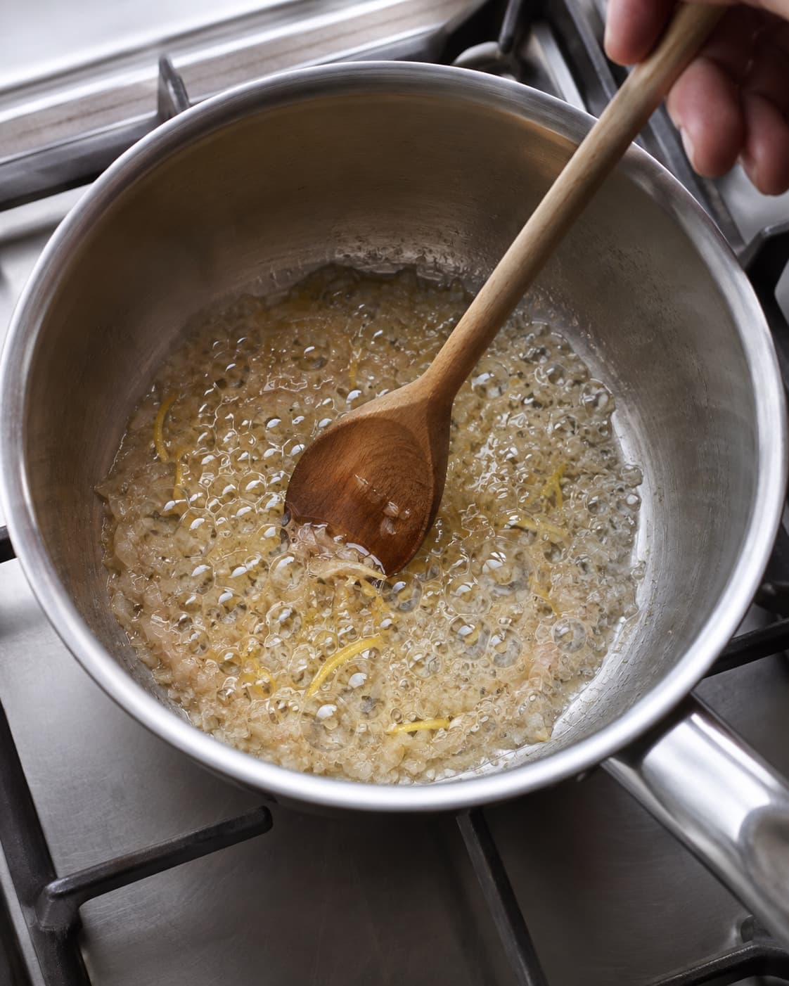 Skalotteløg, hvidvin, fiskefond og citronskal reduceres til et lavt blankt lag