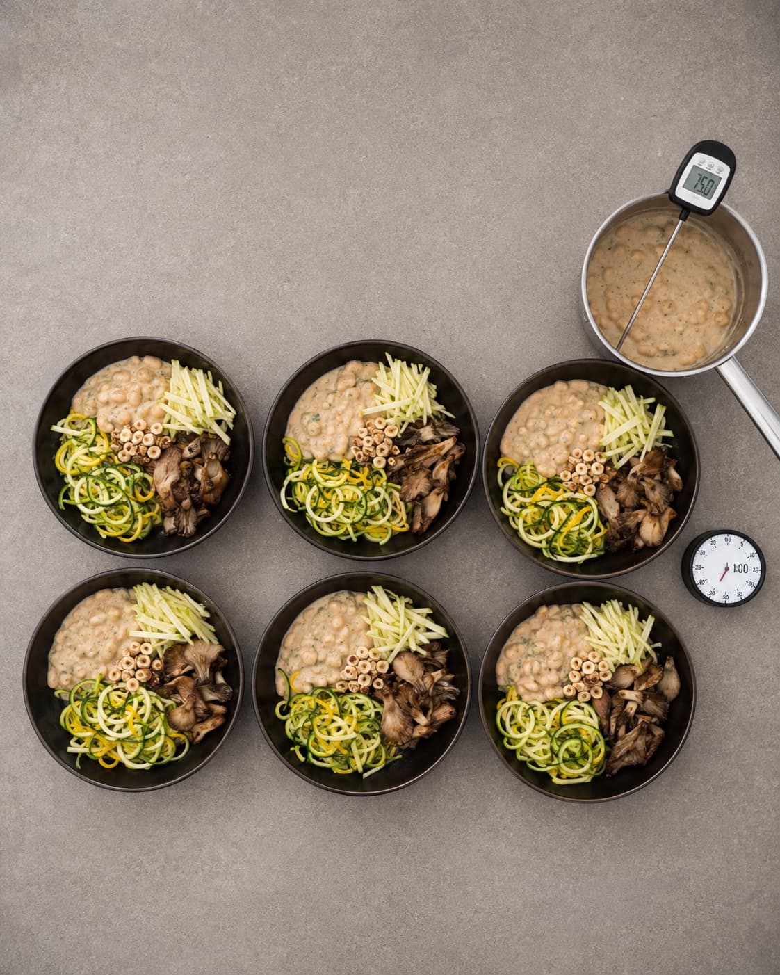 Seks portioner squashpasta anrettes og en portion genopvarmes til 75 grader
