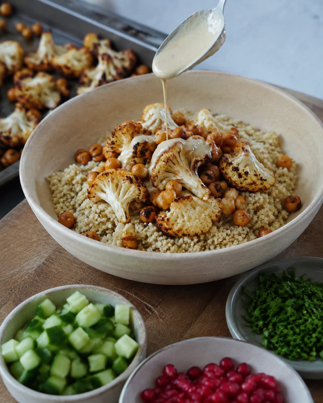Citron-tahinsauce dryppes over quinoa, ristet blomkål og kikærter