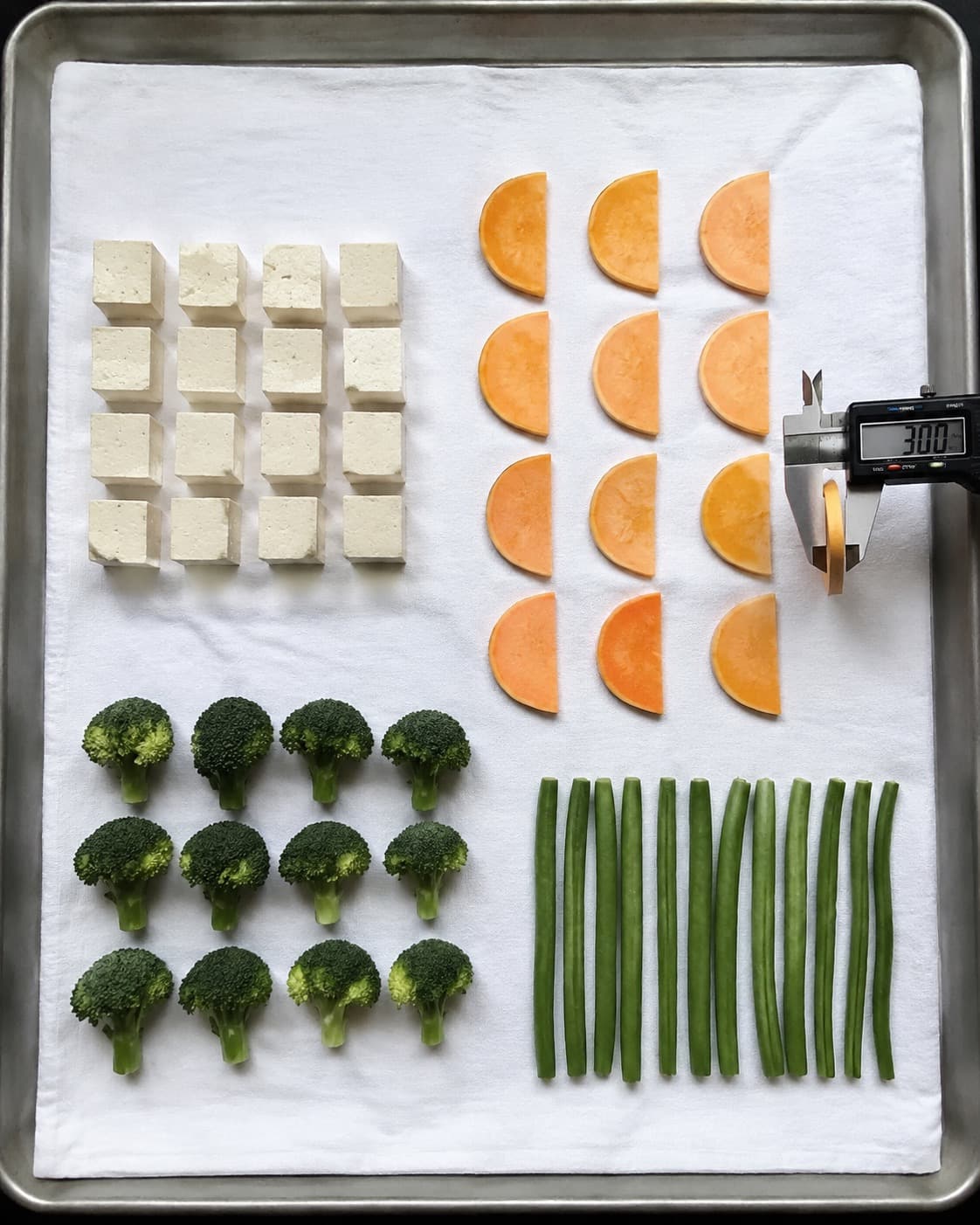 Tør tofu og grøntsager er skåret ens og sød kartoffel målt til 3 millimeter