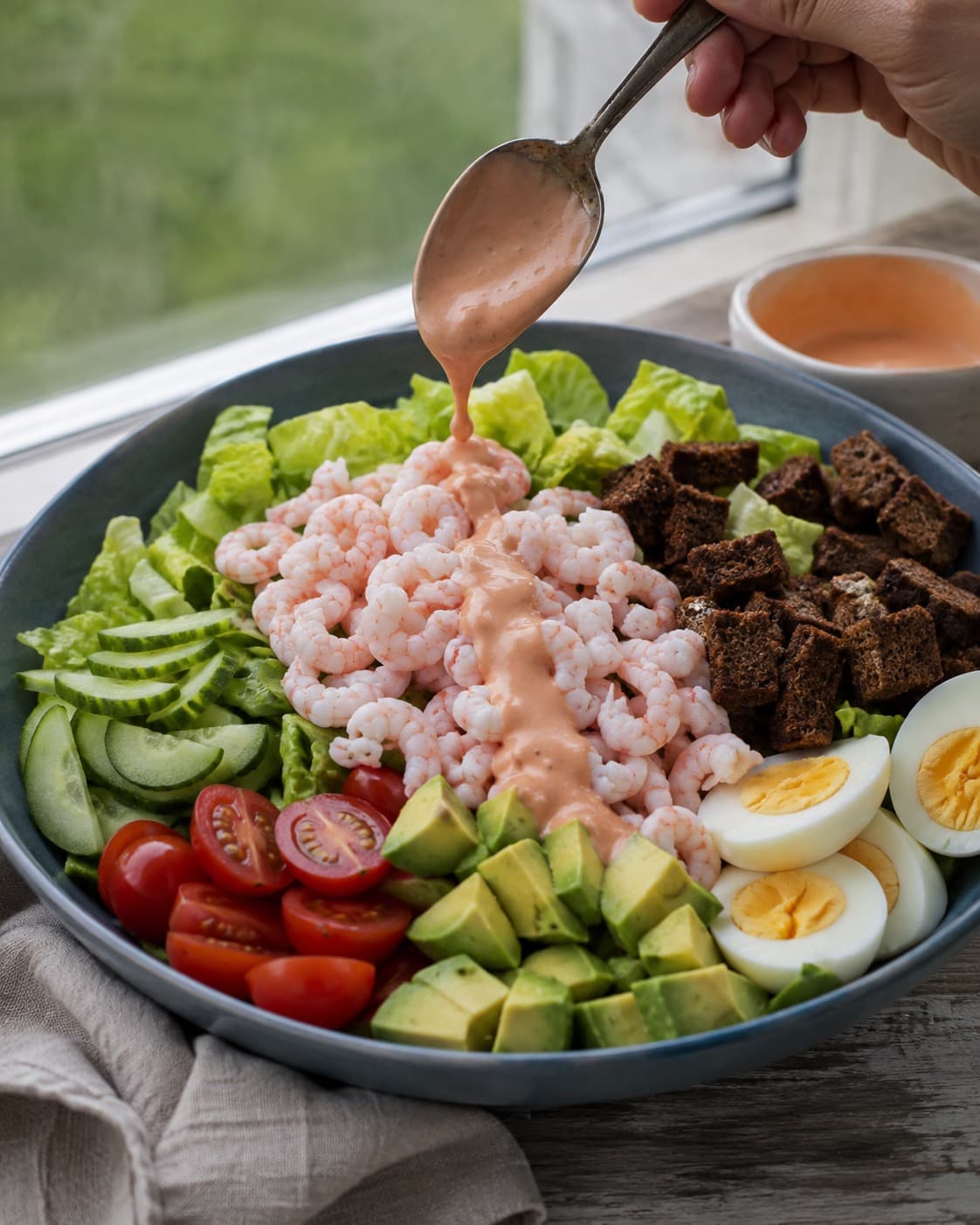 Rejesalat med romaine, æg, avocado, agurk, tomat og rugcroutoner får et bånd dressing