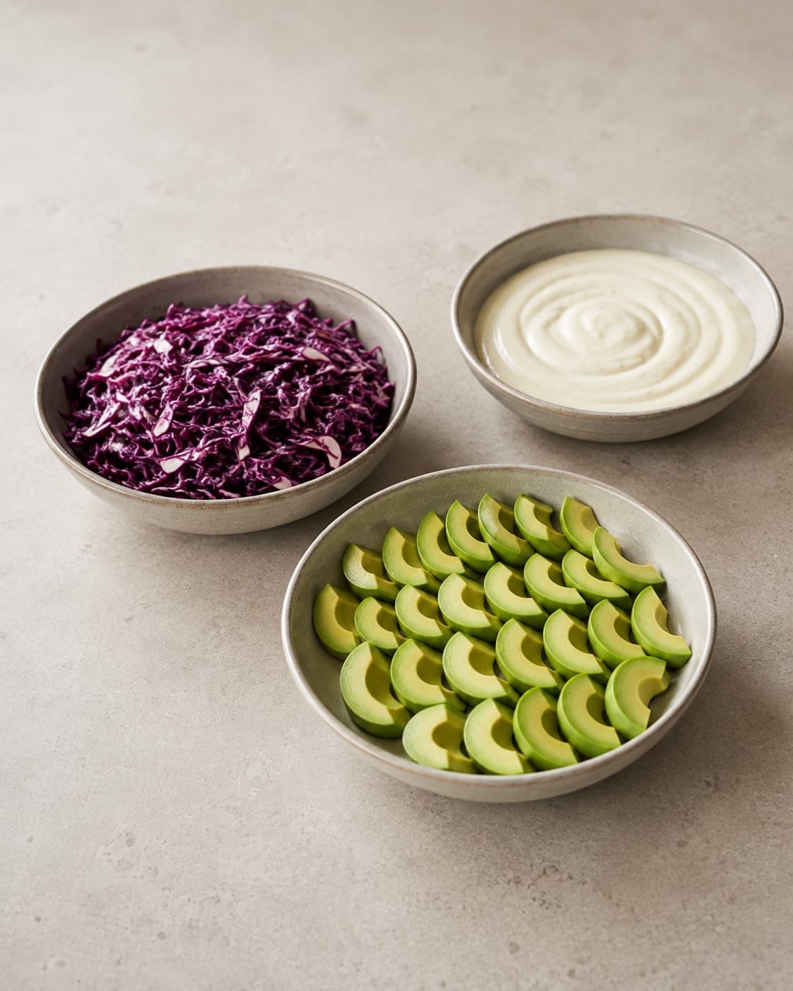 Kålslaw, 24 avocadoskiver og limecreme holdes separat