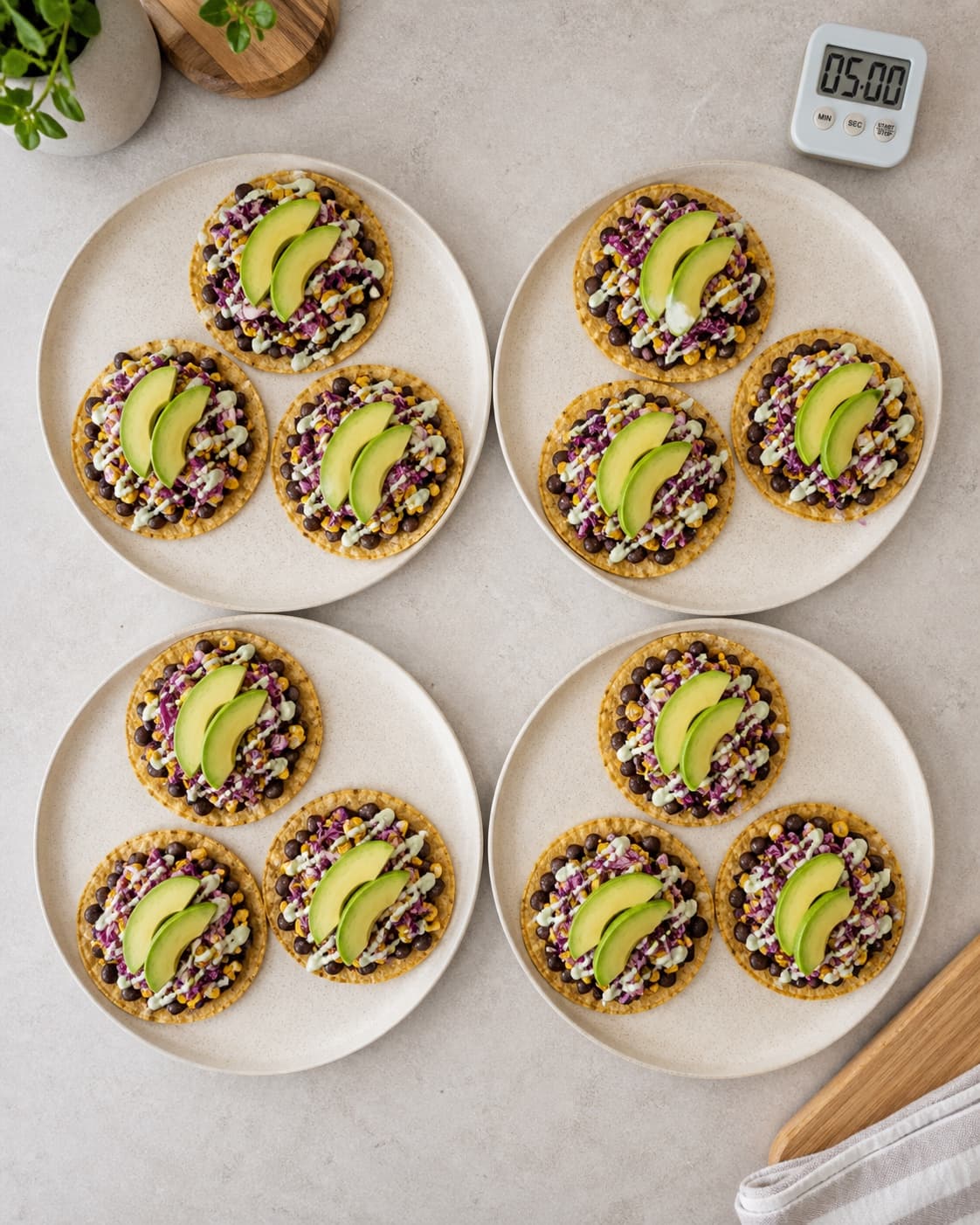 Tolv tostadas fordeles med tre på hver af fire tallerkener