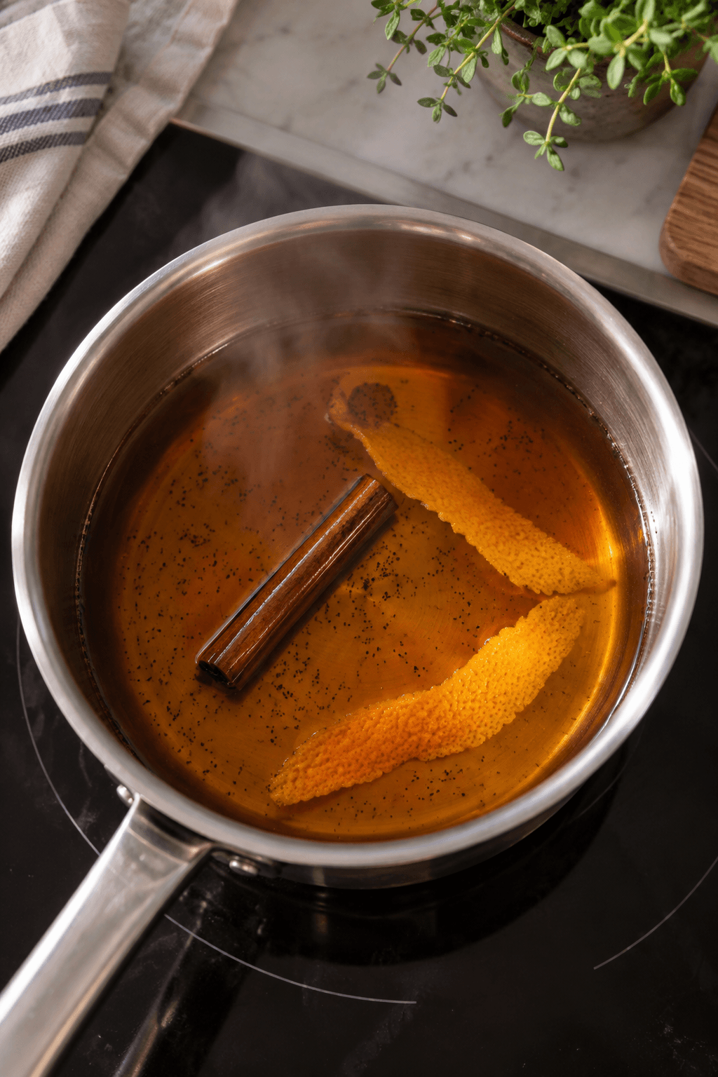 Ravfarvet armagnac-appelsinlage med kanel, appelsinskal og vaniljekorn i én gryde