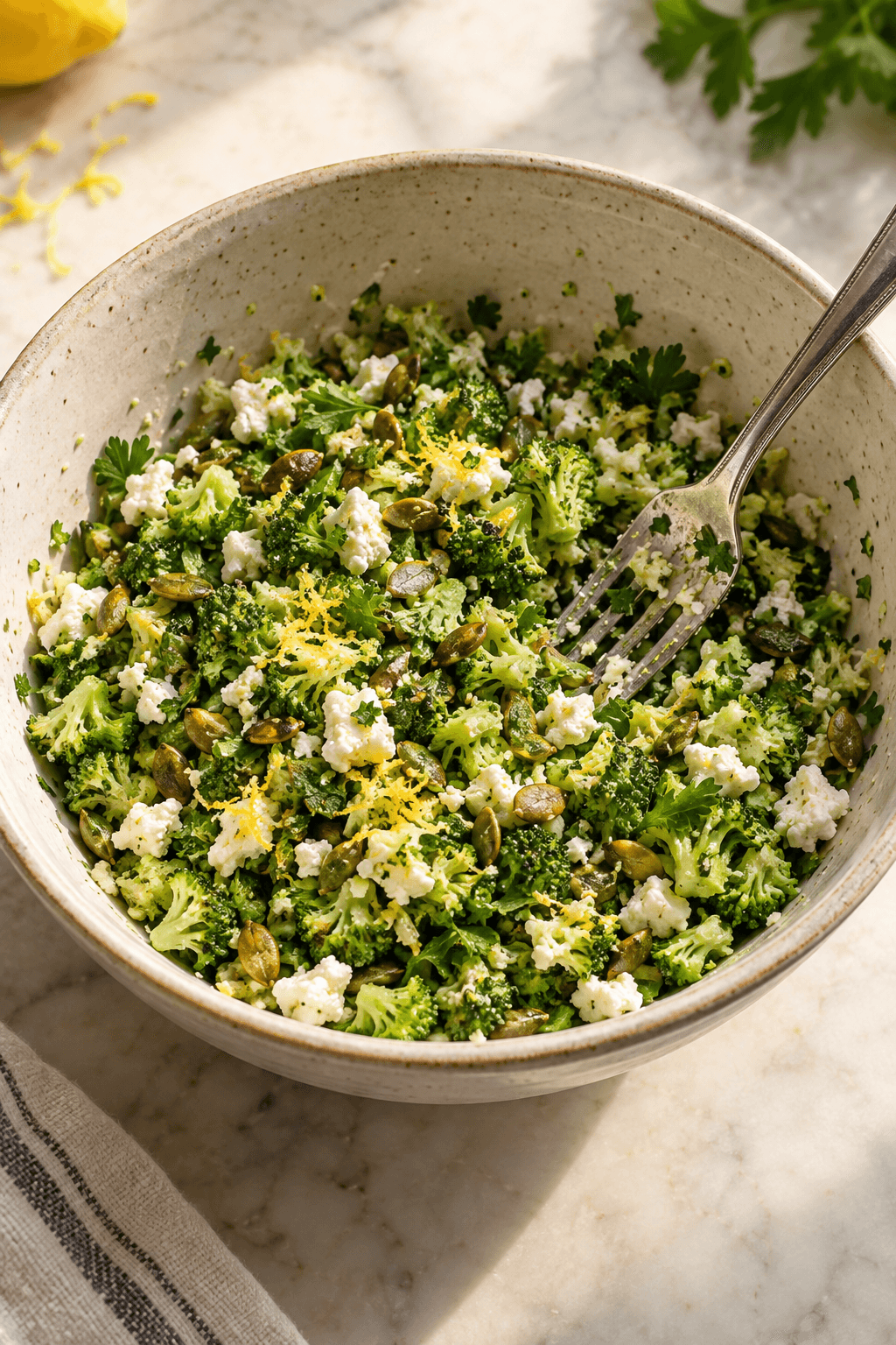Groft fyld af broccoli, feta, citron, persille og græskarkerner i én skål