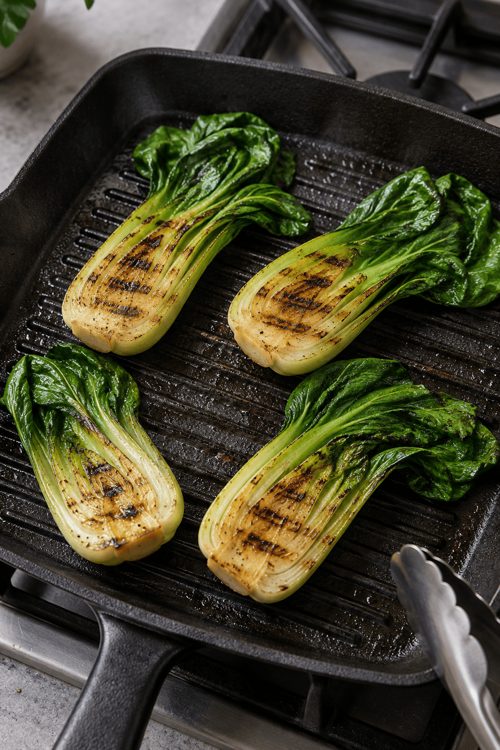 Fire pak choi-halvdele grilles med mørke striber
