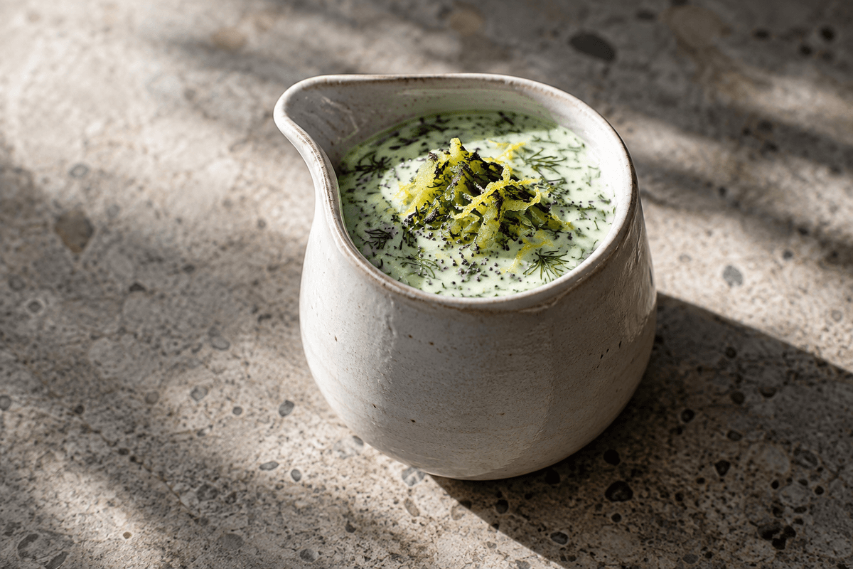 Én kande kærnemælksdressing med grillet agurk, dild, peberrod og birkes