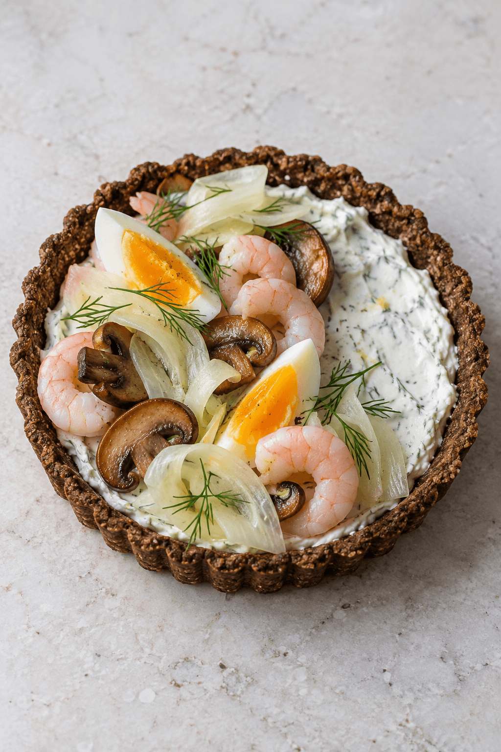 En rejetærte samles med creme, rejer, svampe, æg, fennikel og dild