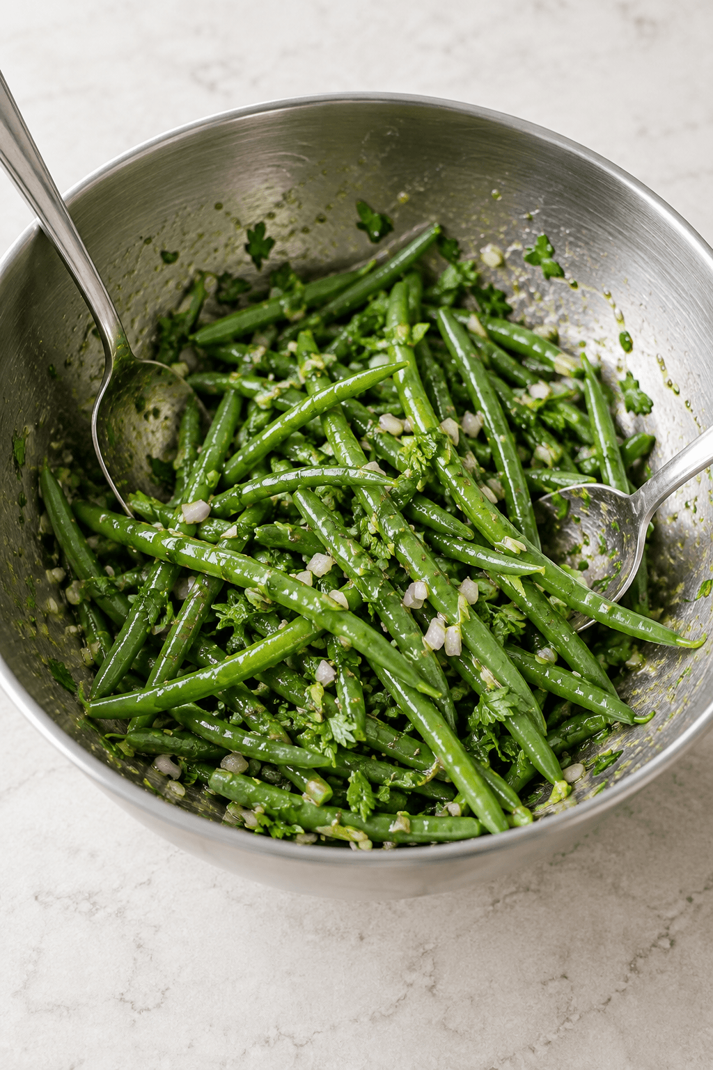 Klart grønne haricots verts vendes med skalotteløg, persille og blank sherryvinaigrette