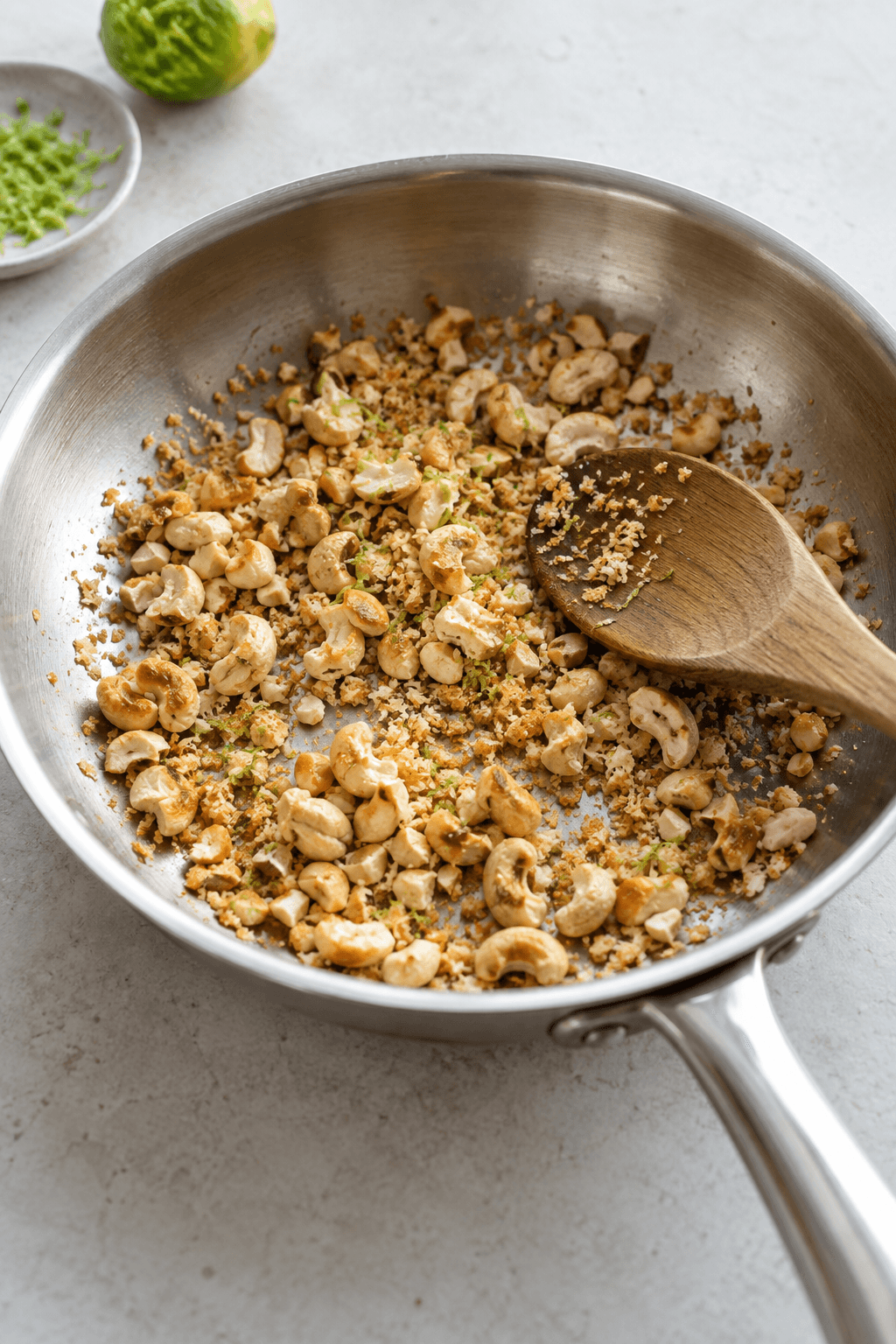 Cashewnødder og panko ristes gyldne med frisk limeskal