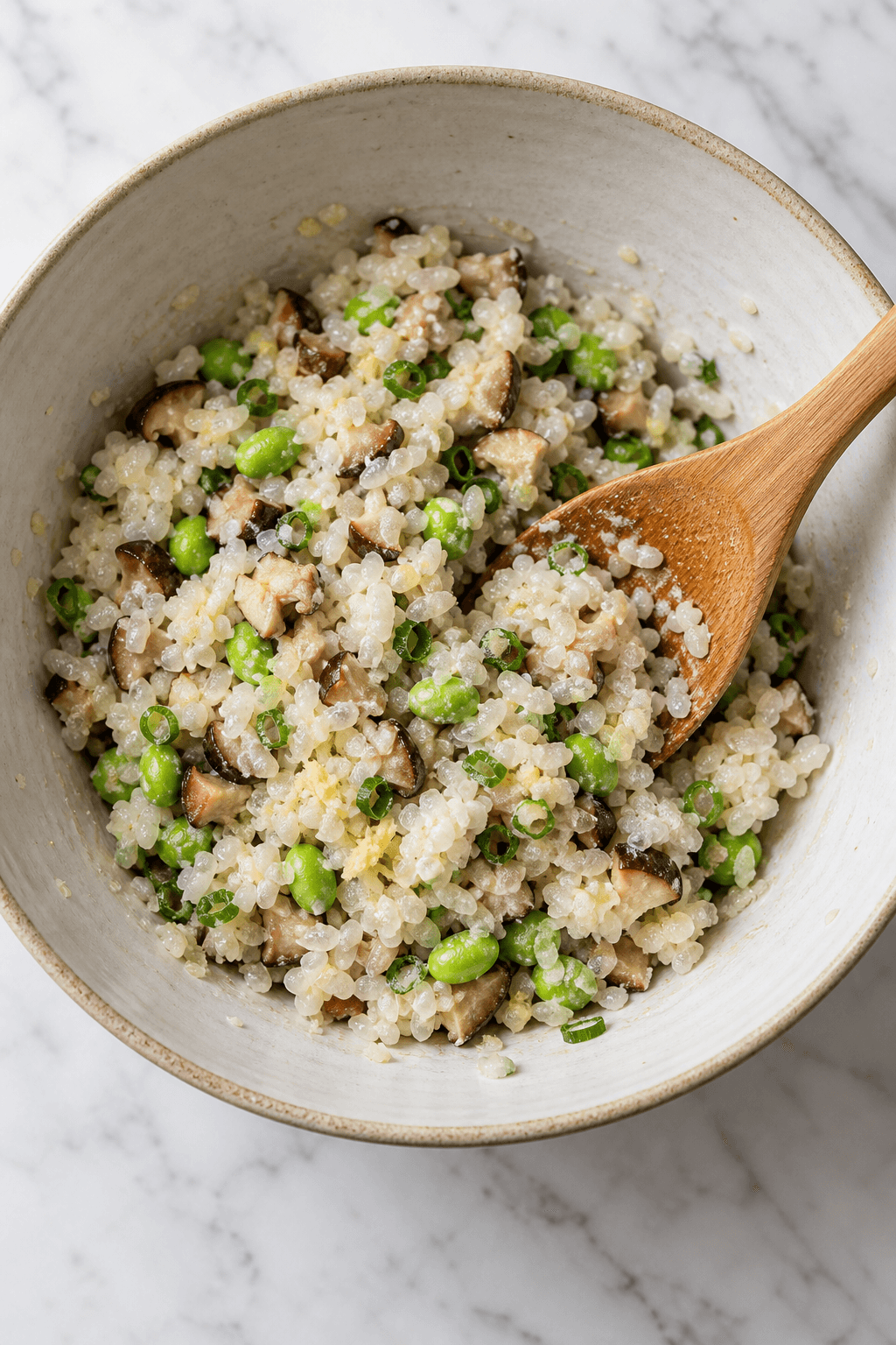 Klæbrige ris blandes med shiitake, edamame, forårsløg og ingefær i én skål