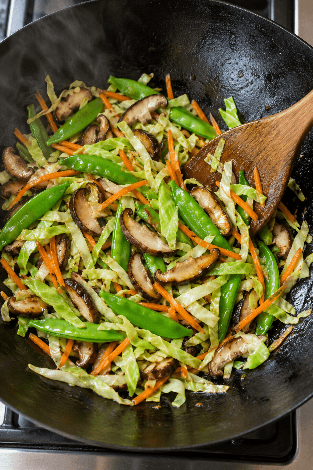 Shiitake, spidskål, sukkerærter og gulerod lynsteges i en varm wok