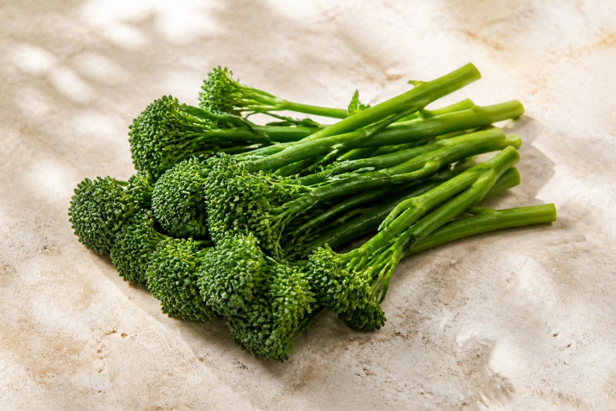Aspargesbroccoli fotograferet i naturligt nordisk køkkenlys