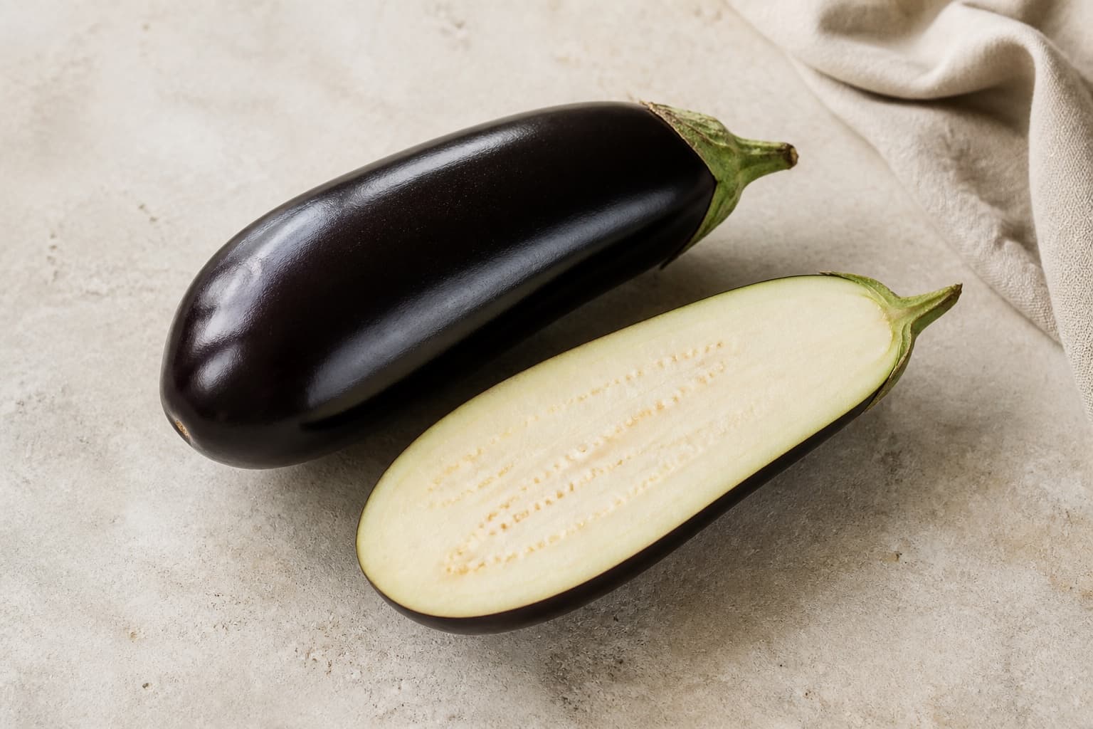 Aubergine fotograferet i naturligt nordisk køkkenlys