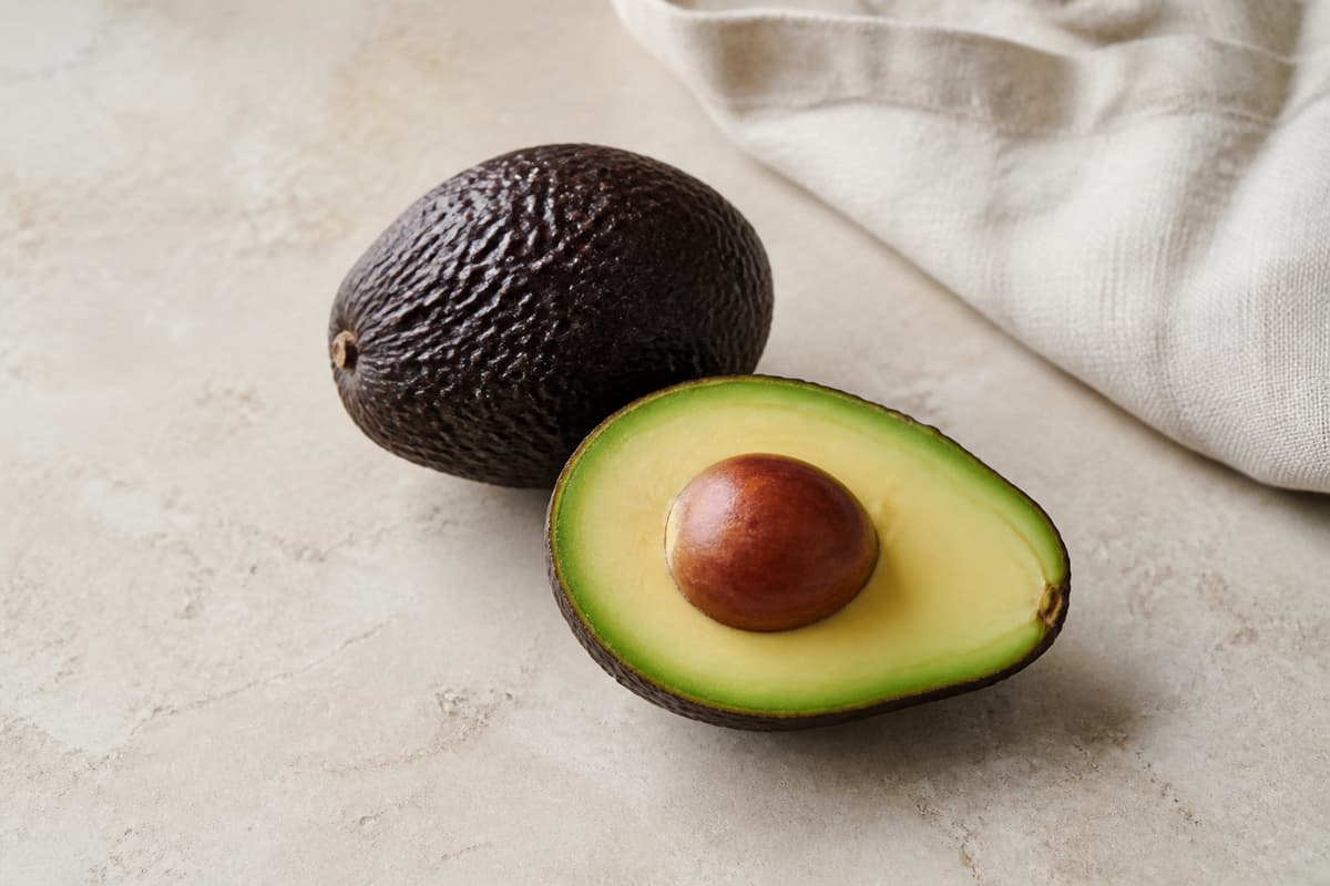 Avocado fotograferet i naturligt nordisk køkkenlys