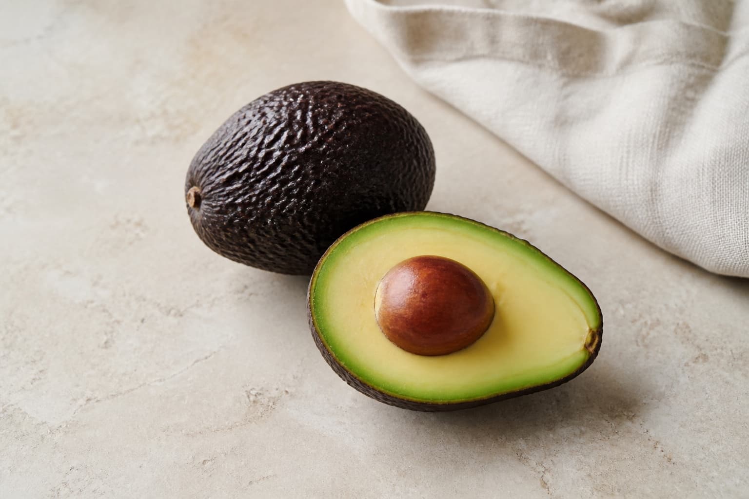 Avocado fotograferet i naturligt nordisk køkkenlys